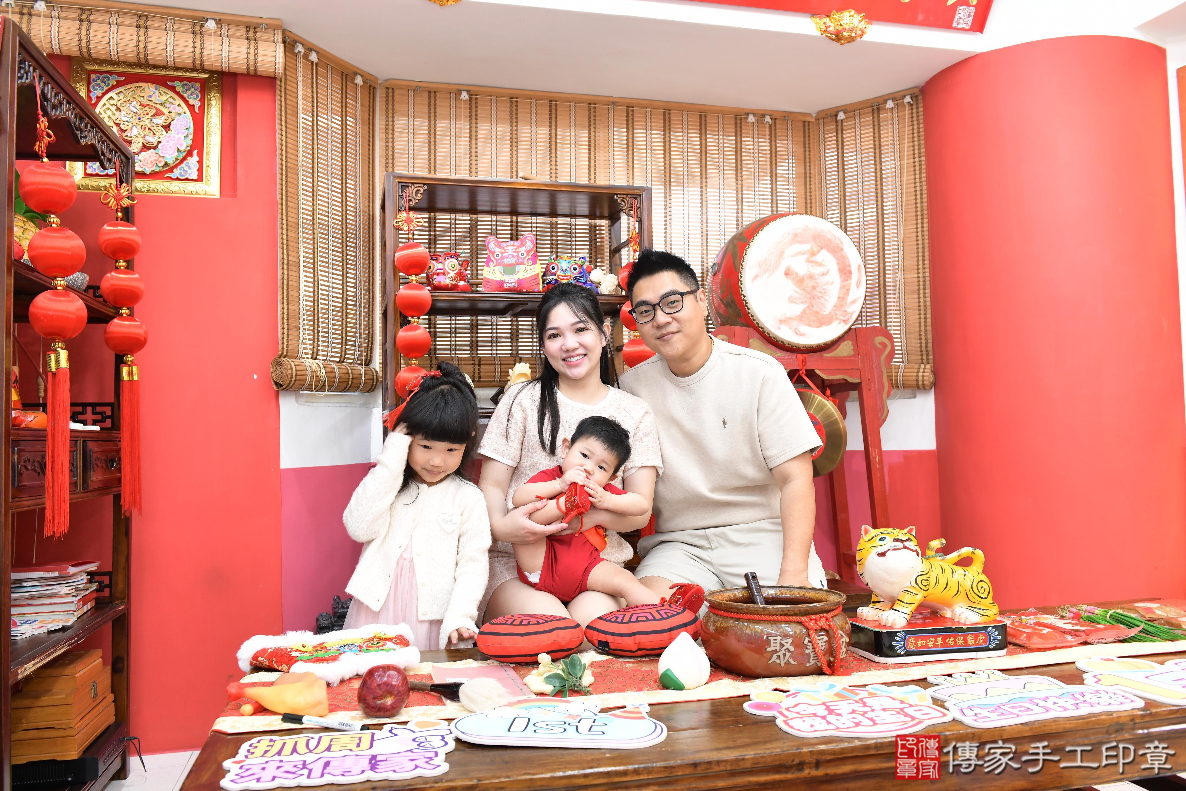 傳家手工印章高雄店、抓周、度脺、美式風會場、傳家嬰兒古禮、吉祥話、抓周道具物品24種、拍照。抓周證書。寶寶抓周、滿周歲、生日快樂、祝福