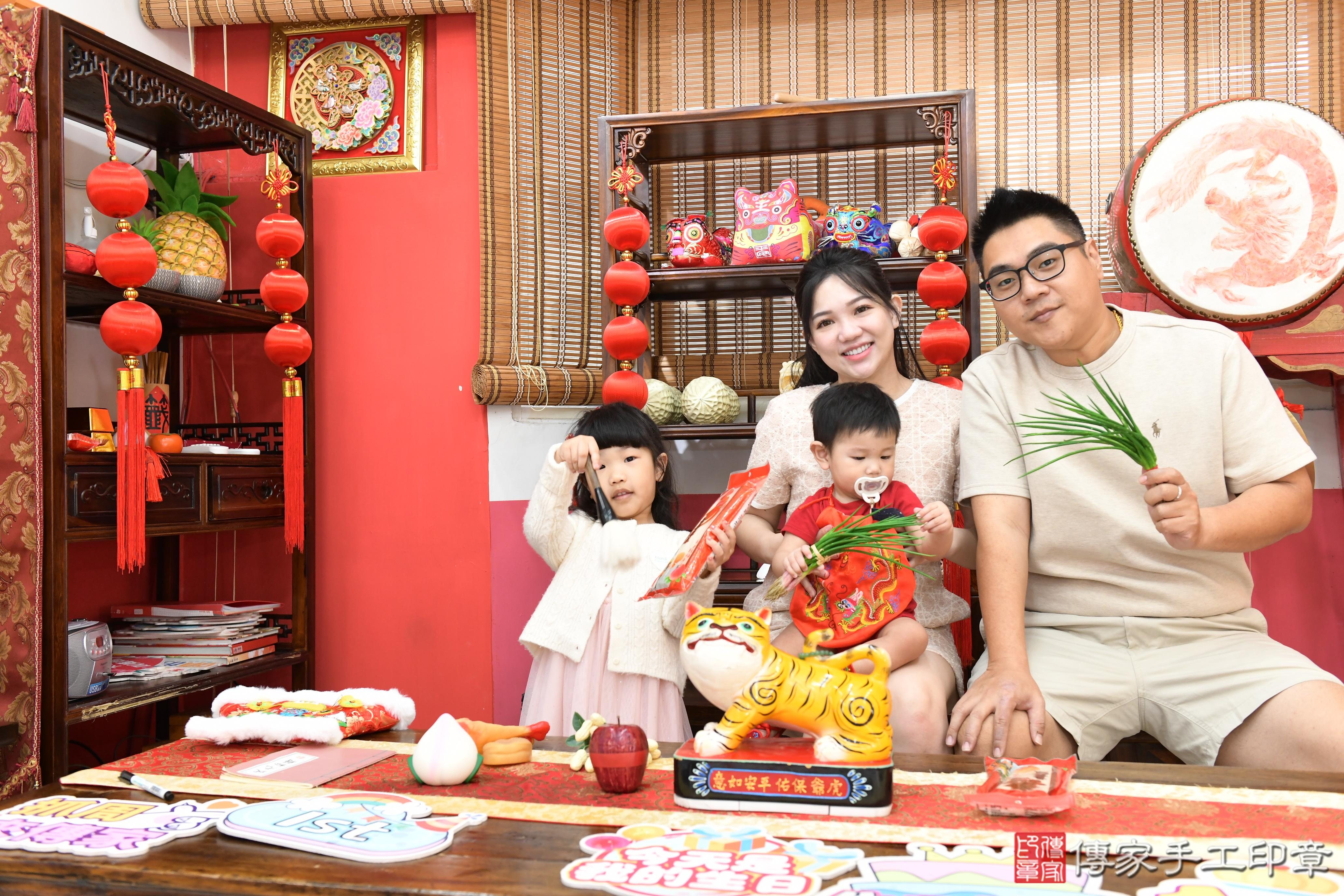 傳家手工印章高雄店、抓周、度脺、美式風會場、傳家嬰兒古禮、吉祥話、抓周道具物品24種、拍照。抓周證書。寶寶抓周、滿周歲、生日快樂、祝福