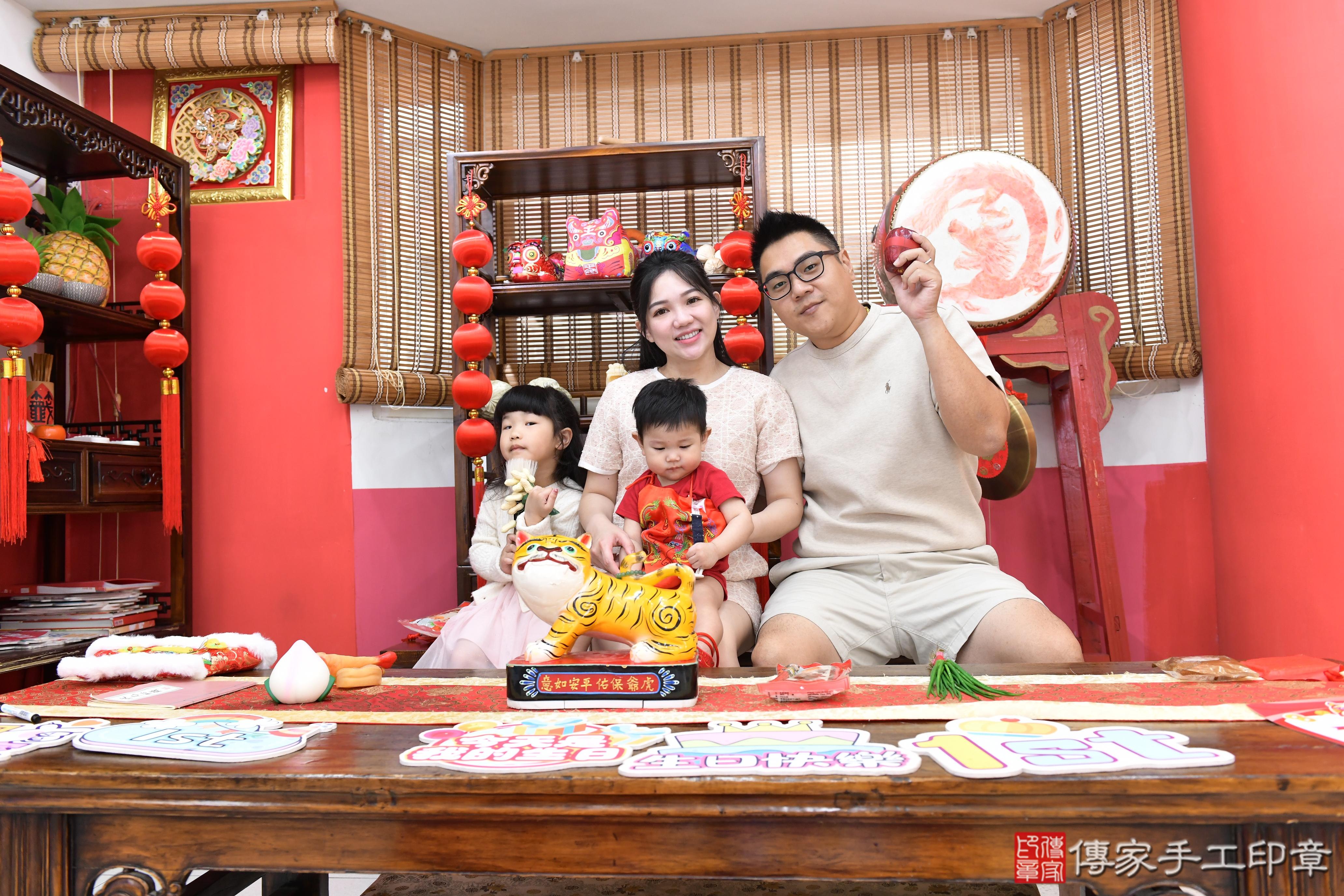 傳家手工印章高雄店、抓周、度脺、美式風會場、傳家嬰兒古禮、吉祥話、抓周道具物品24種、拍照。抓周證書。寶寶抓周、滿周歲、生日快樂、祝福