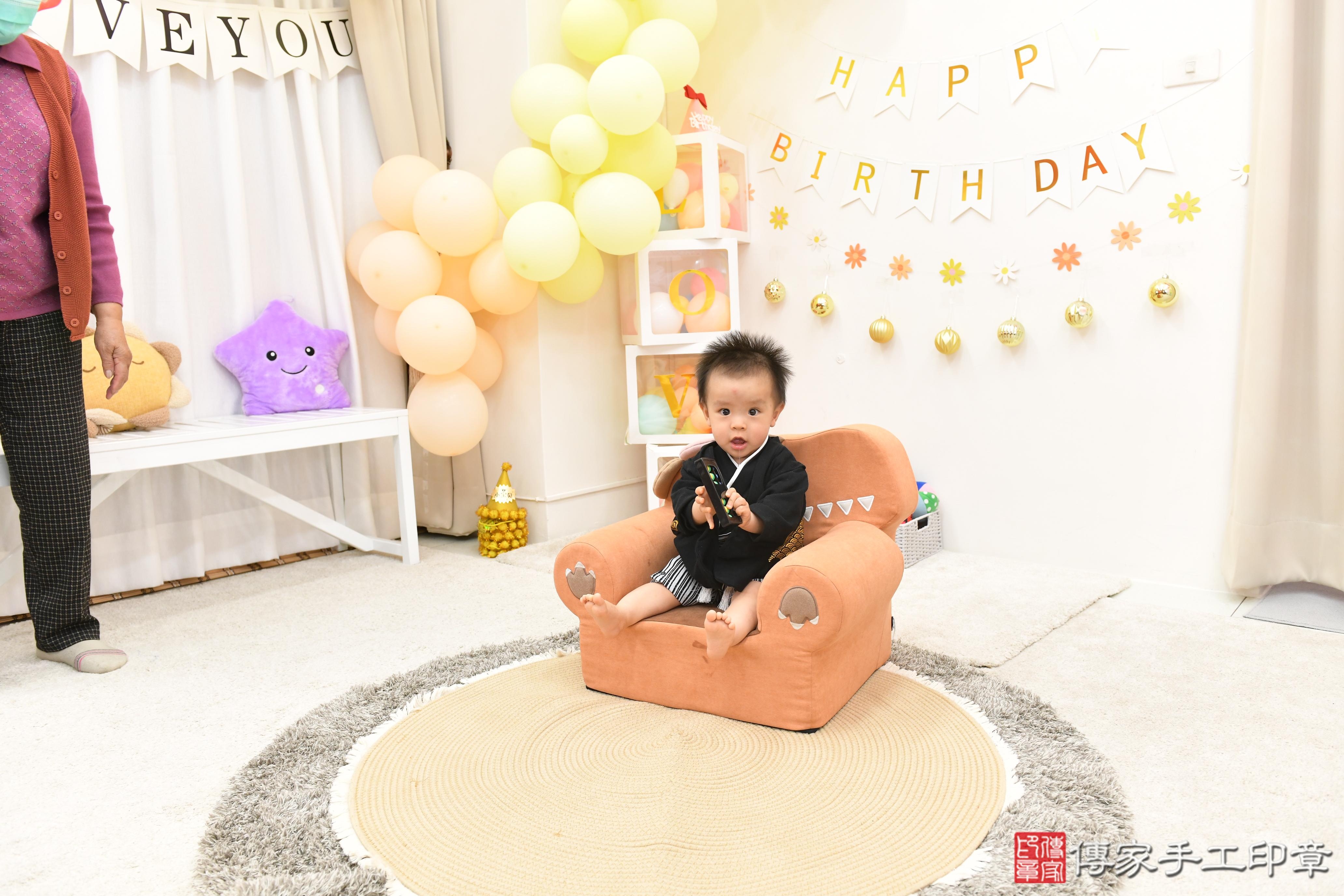 傳家手工印章高雄店、抓周、度脺、美式風會場、傳家嬰兒古禮、吉祥話、抓周道具物品24種、拍照。抓周證書。寶寶抓周、滿周歲、生日快樂、祝福