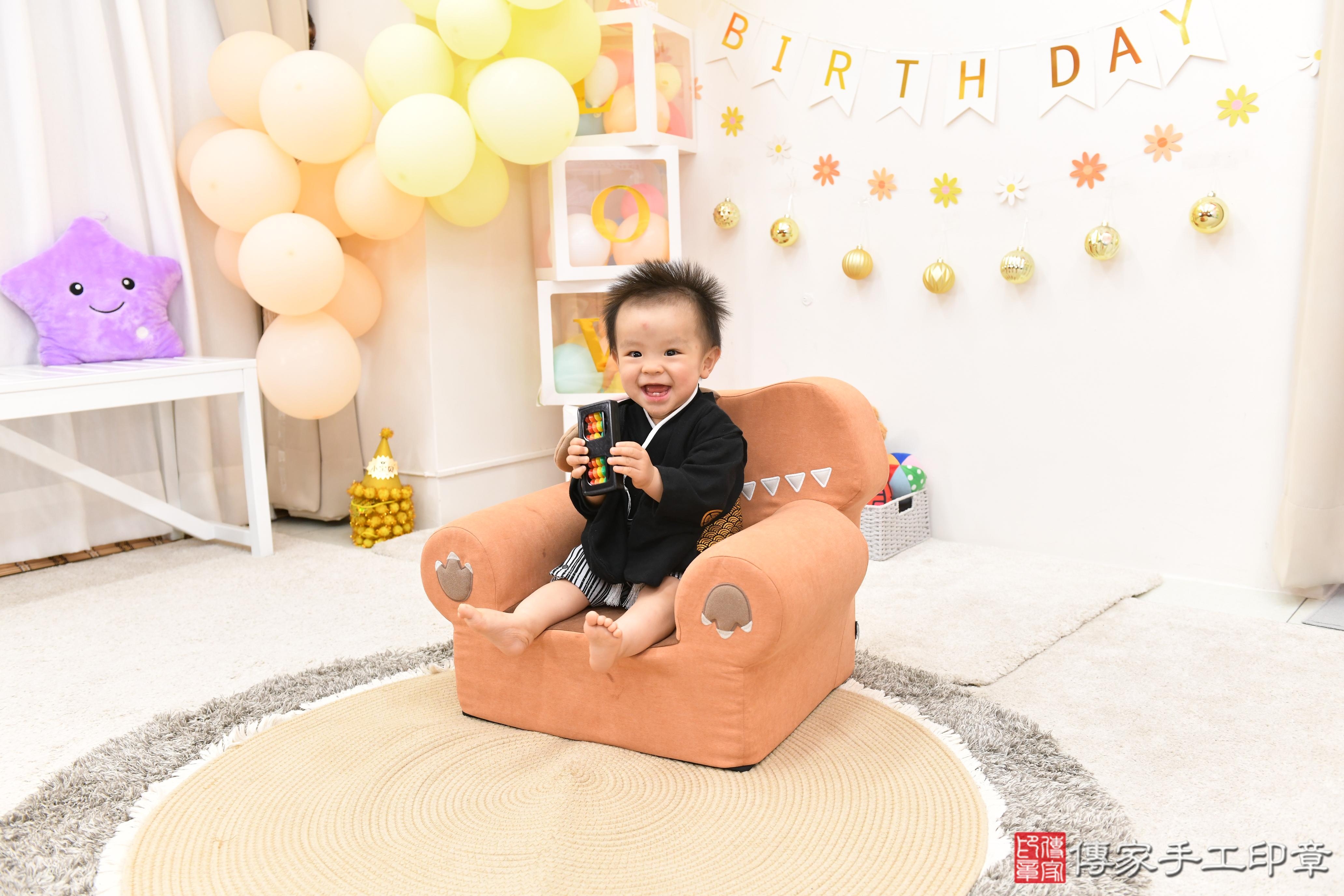 傳家手工印章高雄店、抓周、度脺、美式風會場、傳家嬰兒古禮、吉祥話、抓周道具物品24種、拍照。抓周證書。寶寶抓周、滿周歲、生日快樂、祝福