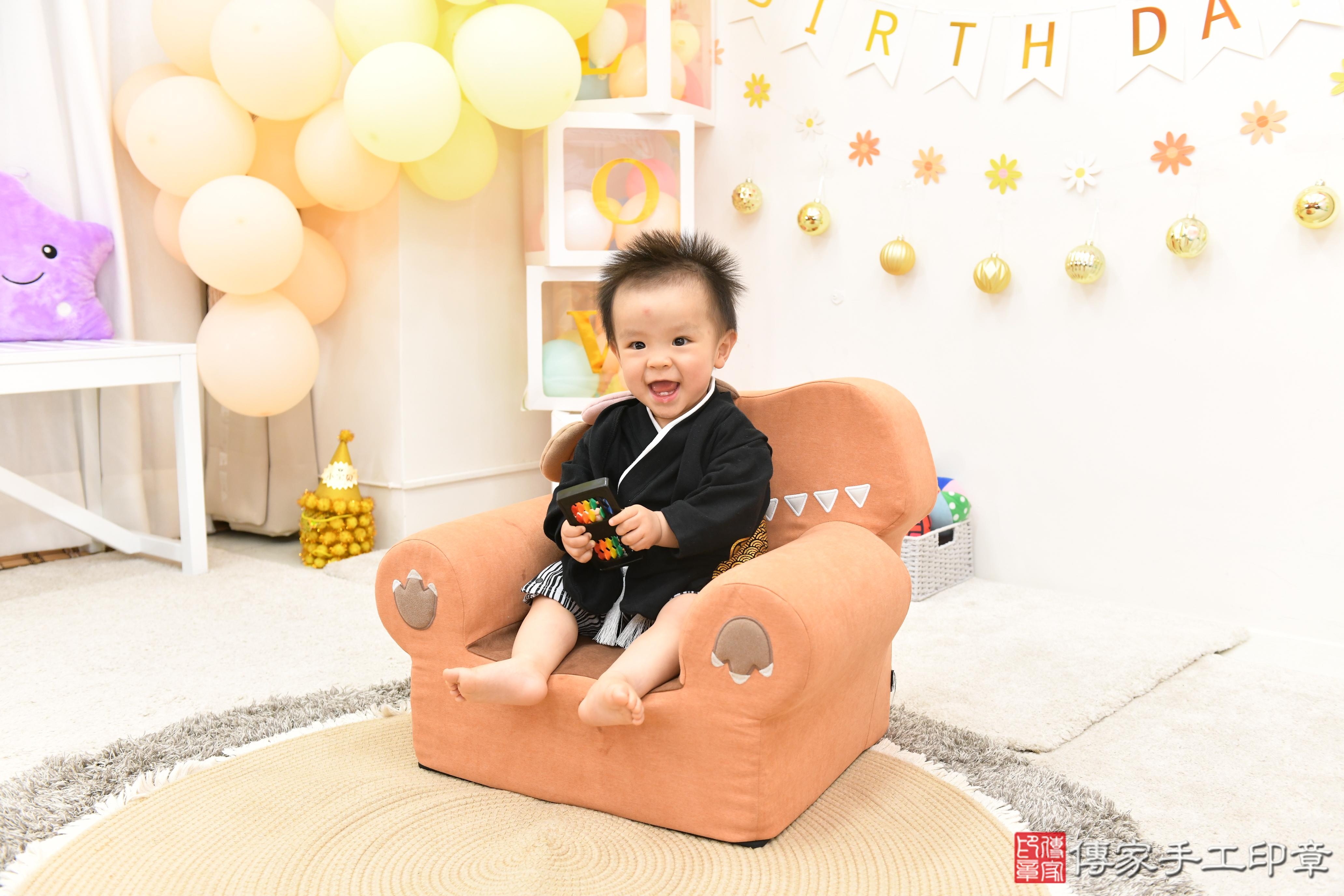 傳家手工印章高雄店、抓周、度脺、美式風會場、傳家嬰兒古禮、吉祥話、抓周道具物品24種、拍照。抓周證書。寶寶抓周、滿周歲、生日快樂、祝福