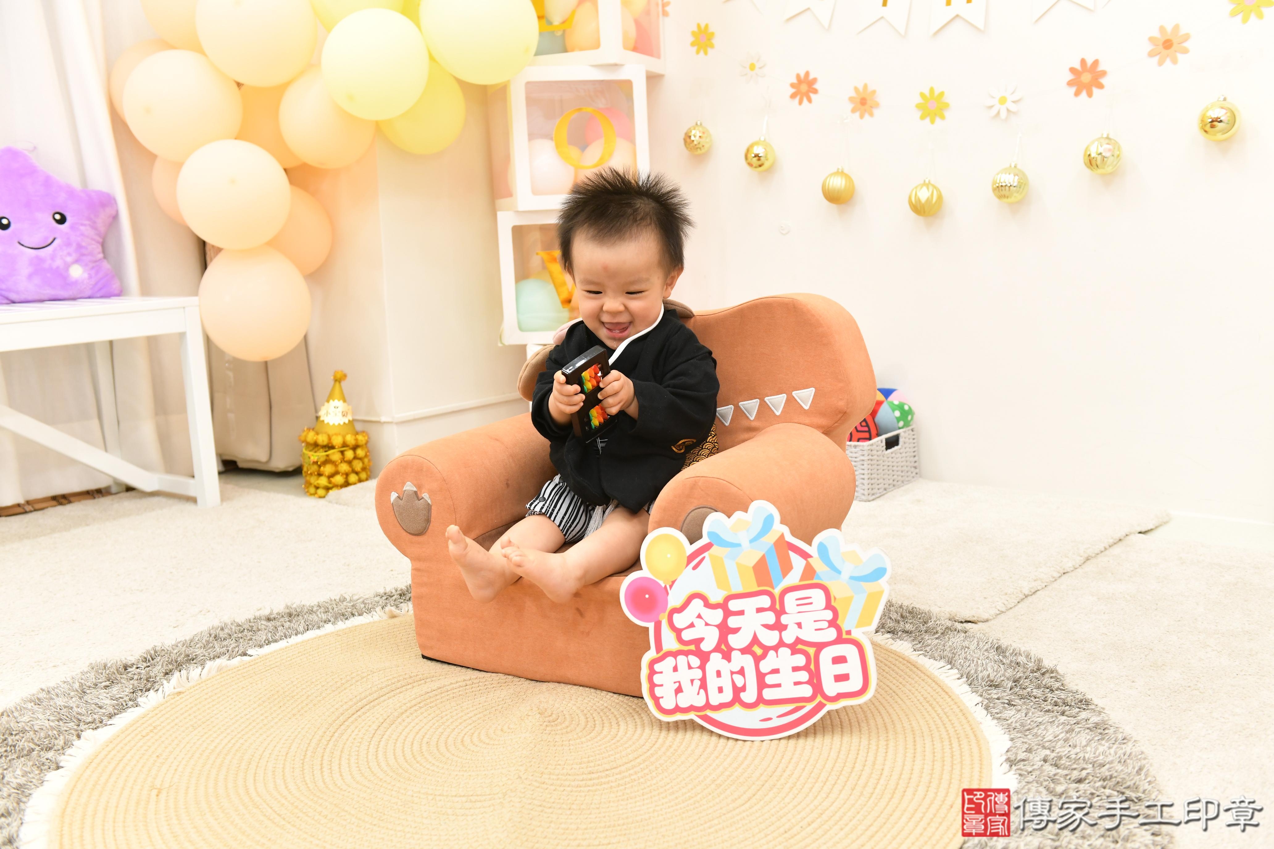 傳家手工印章高雄店、抓周、度脺、美式風會場、傳家嬰兒古禮、吉祥話、抓周道具物品24種、拍照。抓周證書。寶寶抓周、滿周歲、生日快樂、祝福