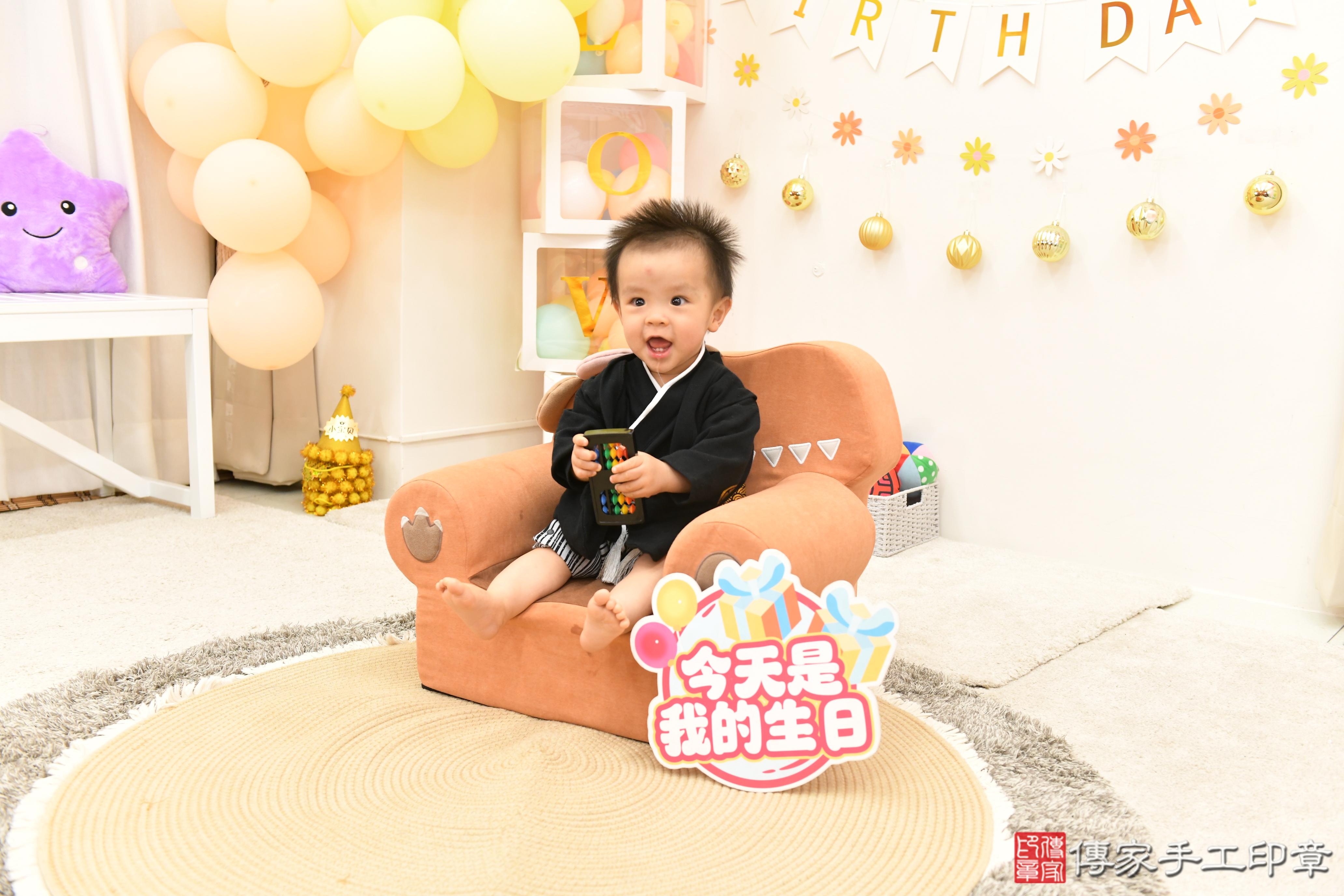 傳家手工印章高雄店、抓周、度脺、美式風會場、傳家嬰兒古禮、吉祥話、抓周道具物品24種、拍照。抓周證書。寶寶抓周、滿周歲、生日快樂、祝福