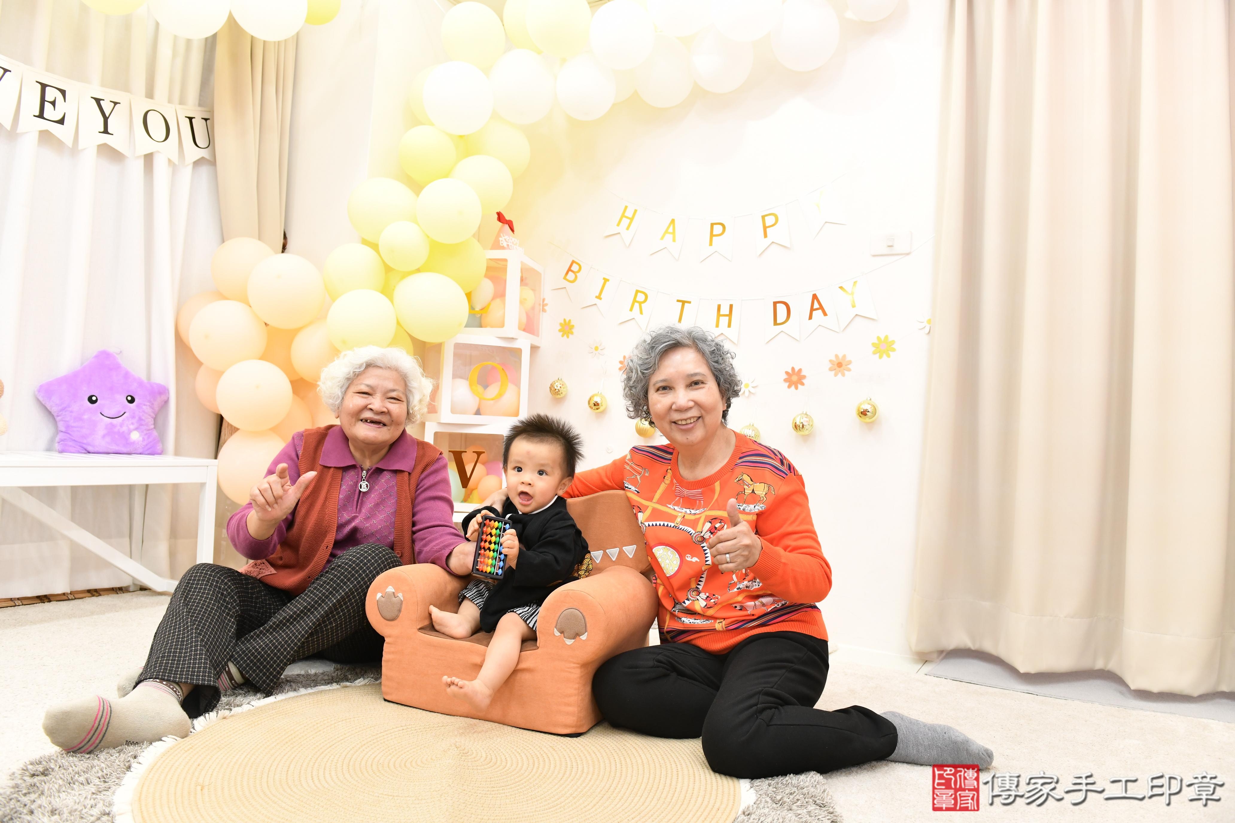 傳家手工印章高雄店、抓周、度脺、美式風會場、傳家嬰兒古禮、吉祥話、抓周道具物品24種、拍照。抓周證書。寶寶抓周、滿周歲、生日快樂、祝福