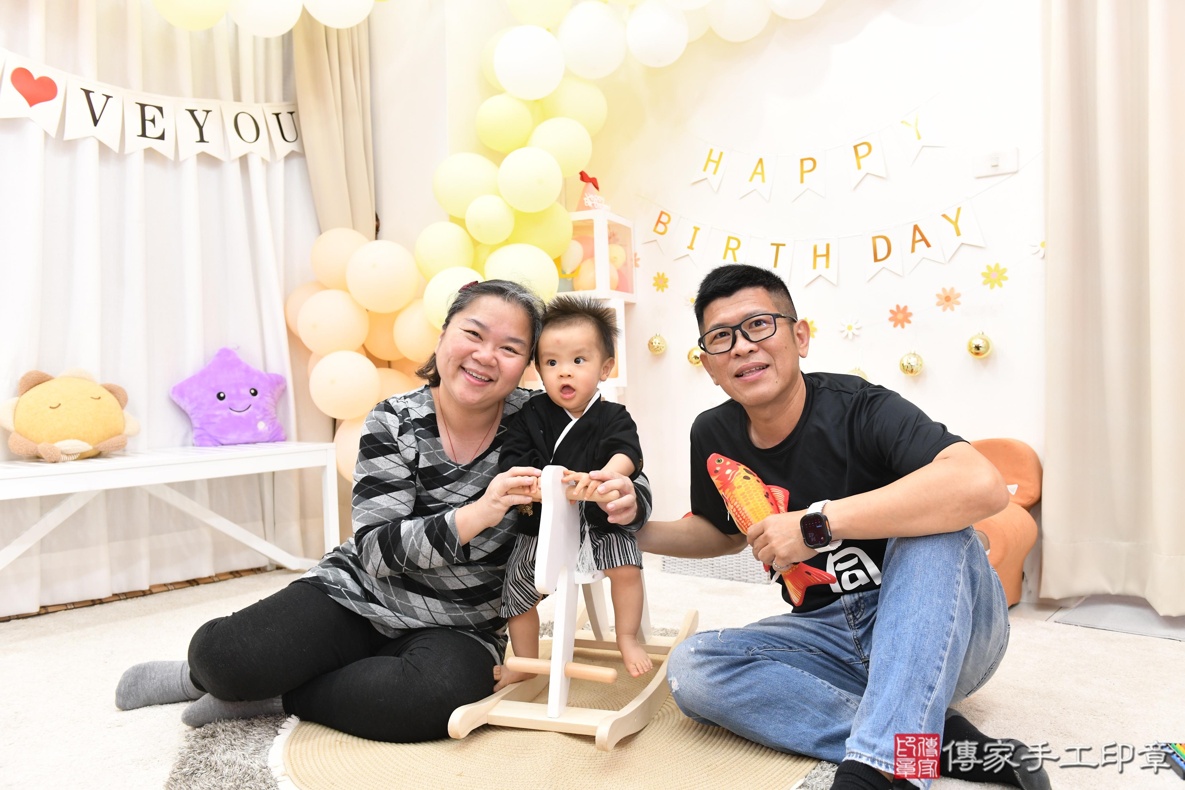 傳家手工印章高雄店、抓周、度脺、美式風會場、傳家嬰兒古禮、吉祥話、抓周道具物品24種、拍照。抓周證書。寶寶抓周、滿周歲、生日快樂、祝福