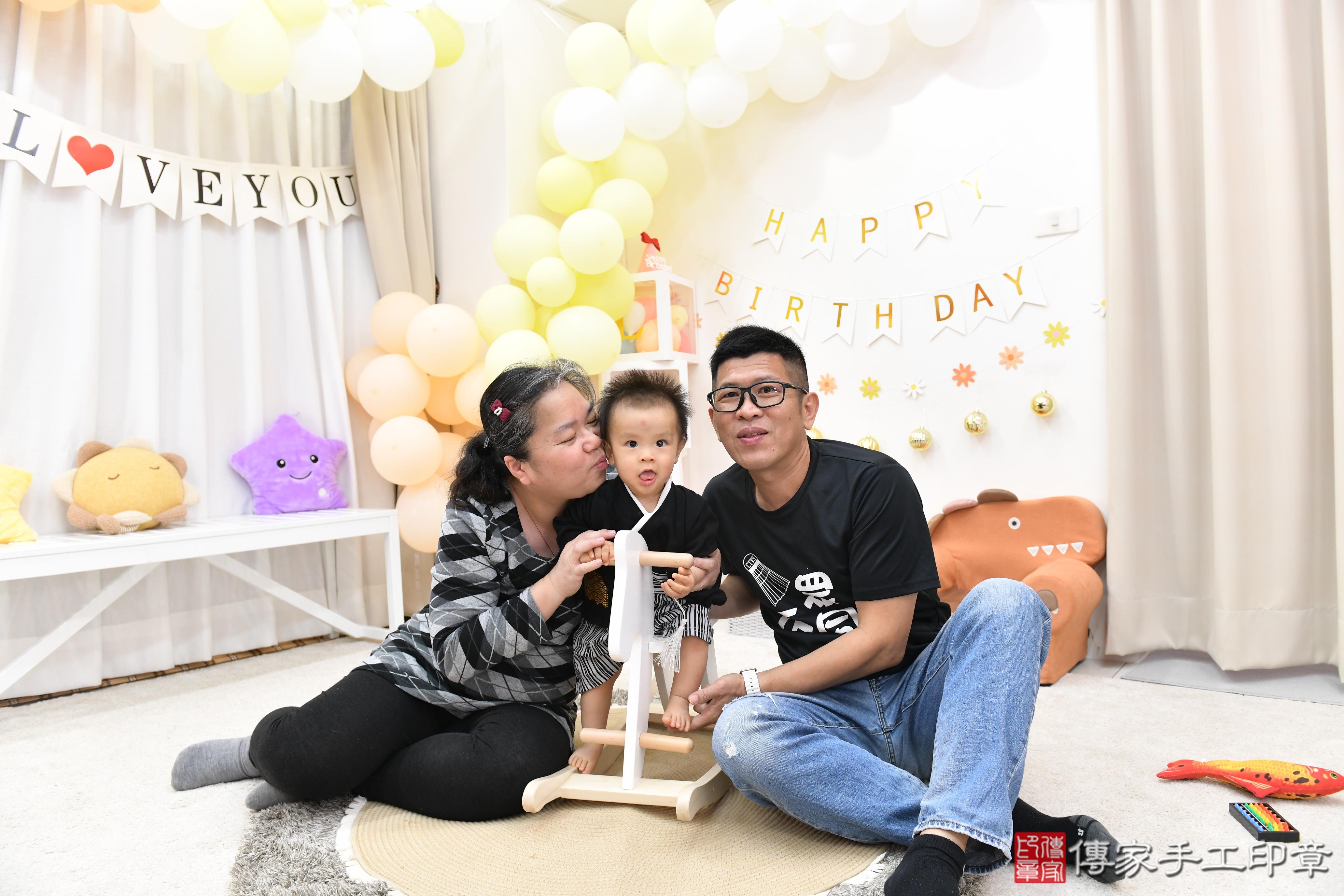 傳家手工印章高雄店、抓周、度脺、美式風會場、傳家嬰兒古禮、吉祥話、抓周道具物品24種、拍照。抓周證書。寶寶抓周、滿周歲、生日快樂、祝福