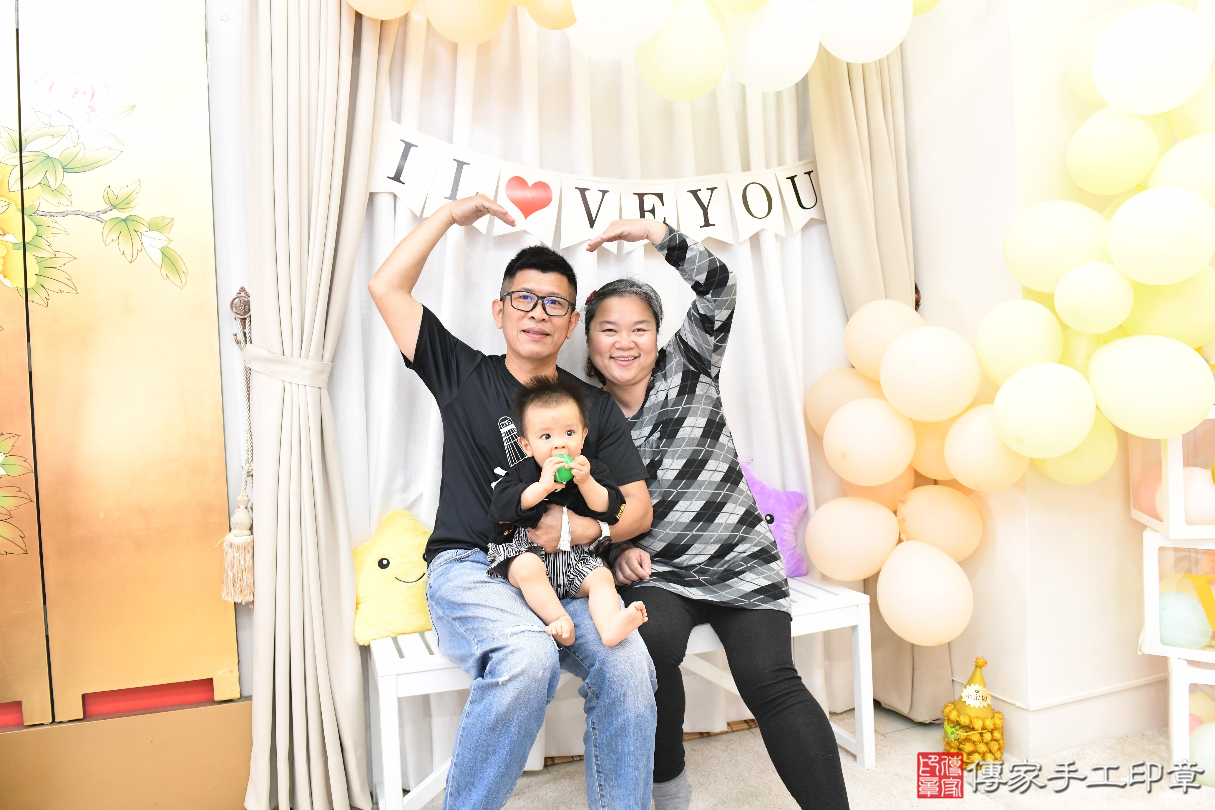 傳家手工印章高雄店、抓周、度脺、美式風會場、傳家嬰兒古禮、吉祥話、抓周道具物品24種、拍照。抓周證書。寶寶抓周、滿周歲、生日快樂、祝福