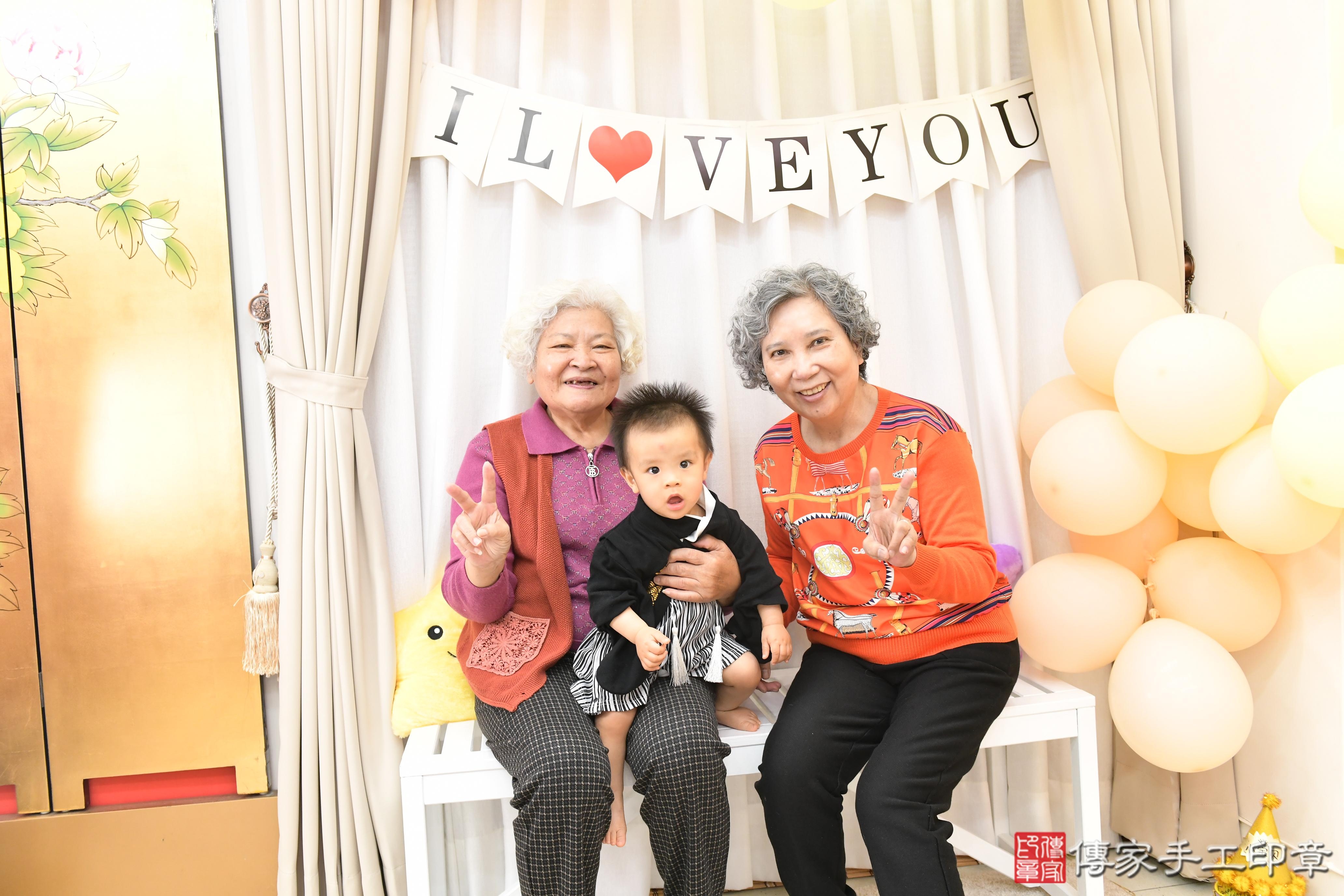 傳家手工印章高雄店、抓周、度脺、美式風會場、傳家嬰兒古禮、吉祥話、抓周道具物品24種、拍照。抓周證書。寶寶抓周、滿周歲、生日快樂、祝福