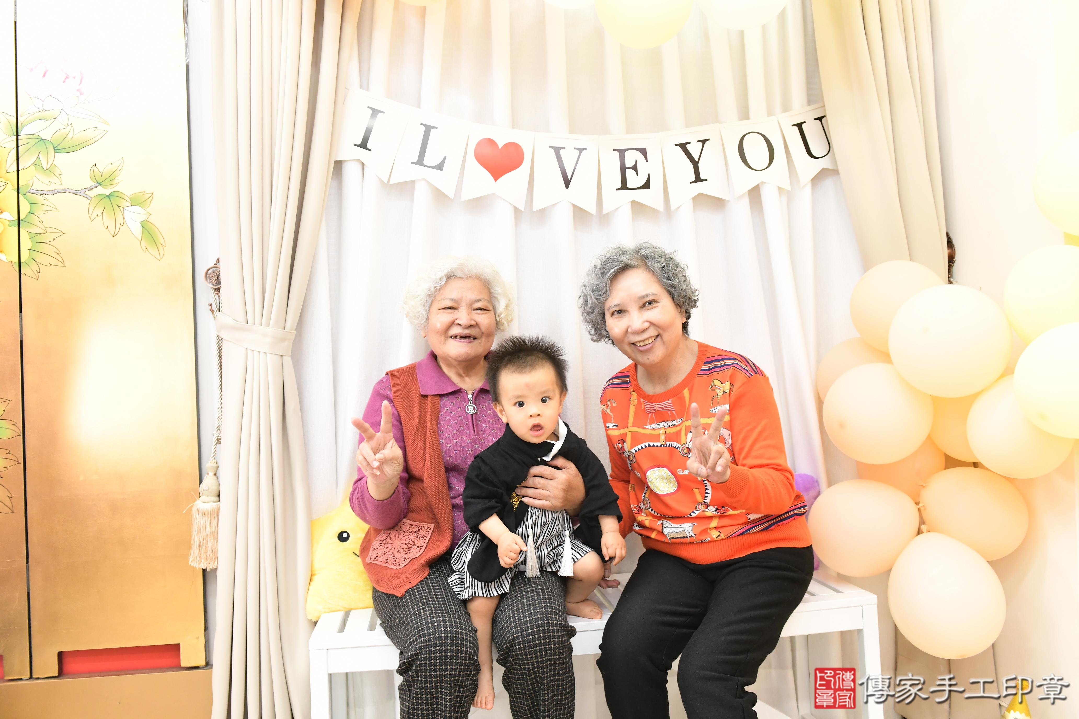 傳家手工印章高雄店、抓周、度脺、美式風會場、傳家嬰兒古禮、吉祥話、抓周道具物品24種、拍照。抓周證書。寶寶抓周、滿周歲、生日快樂、祝福