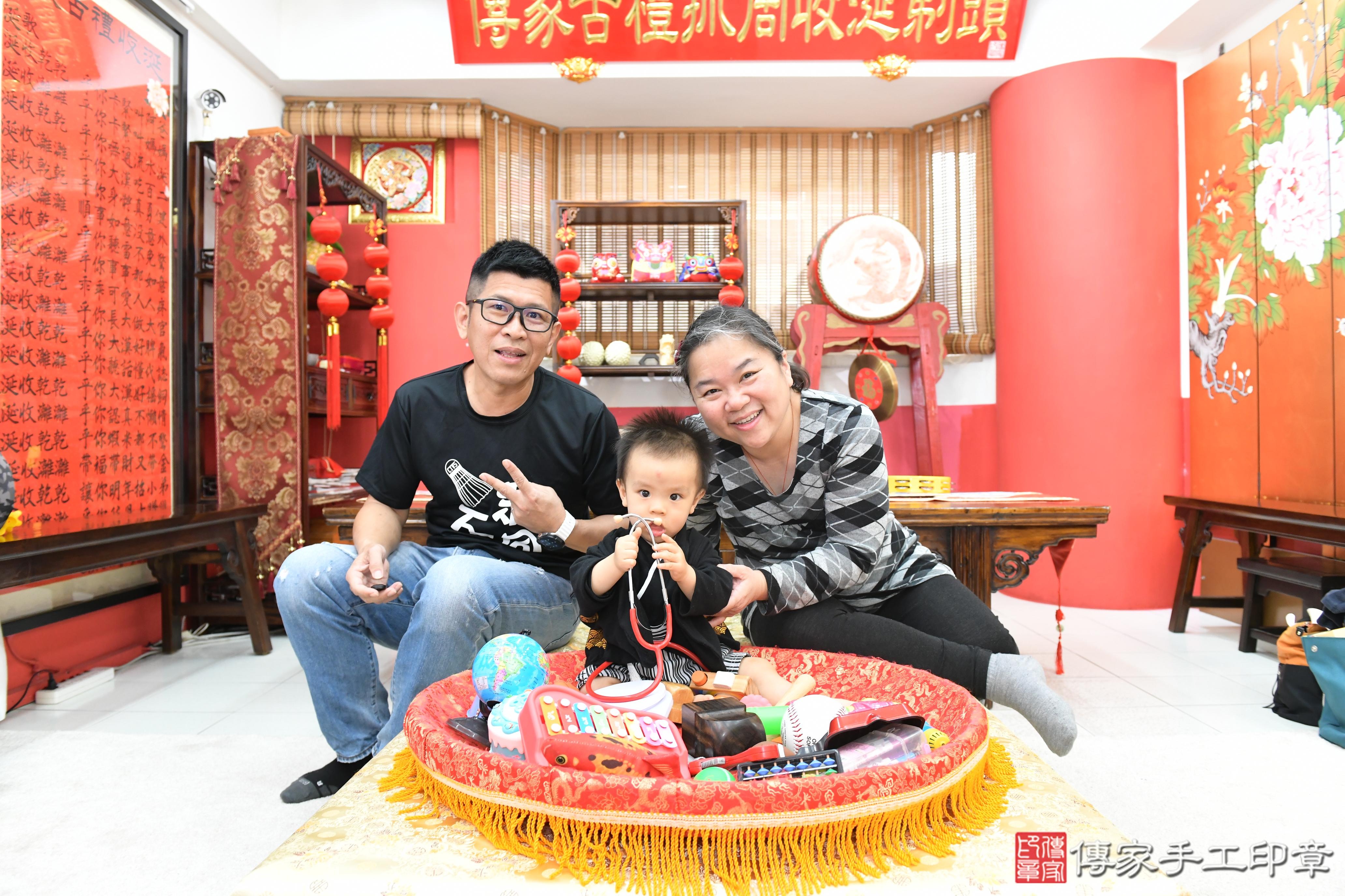 傳家手工印章高雄店、抓周、度脺、美式風會場、傳家嬰兒古禮、吉祥話、抓周道具物品24種、拍照。抓周證書。寶寶抓周、滿周歲、生日快樂、祝福