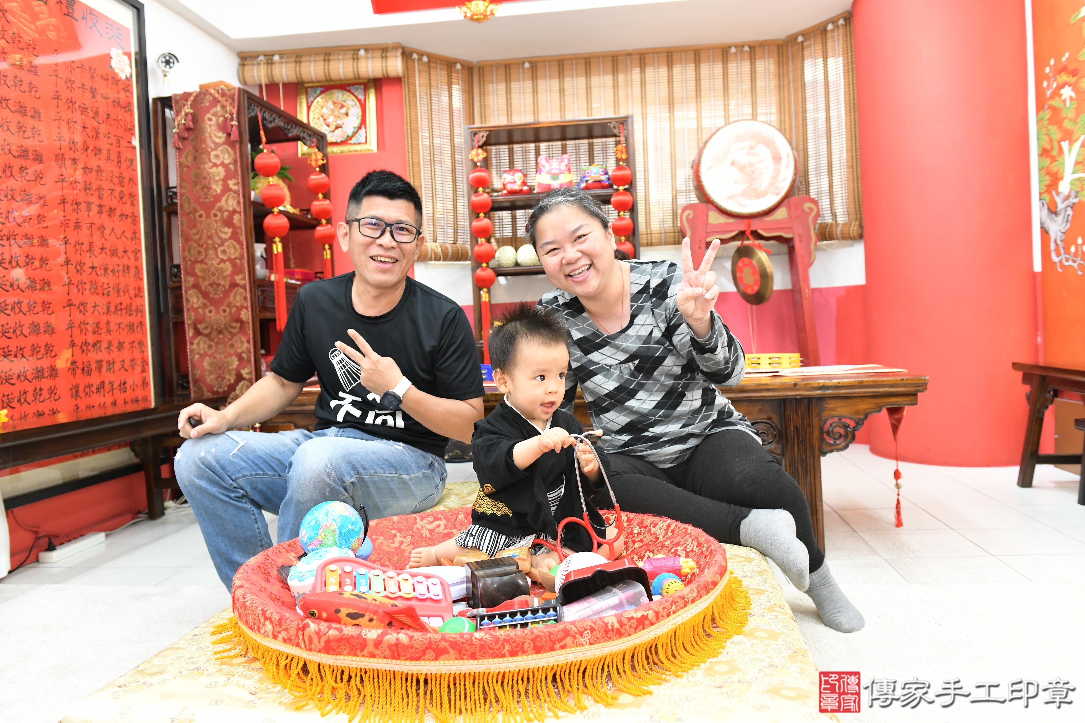 傳家手工印章高雄店、抓周、度脺、美式風會場、傳家嬰兒古禮、吉祥話、抓周道具物品24種、拍照。抓周證書。寶寶抓周、滿周歲、生日快樂、祝福