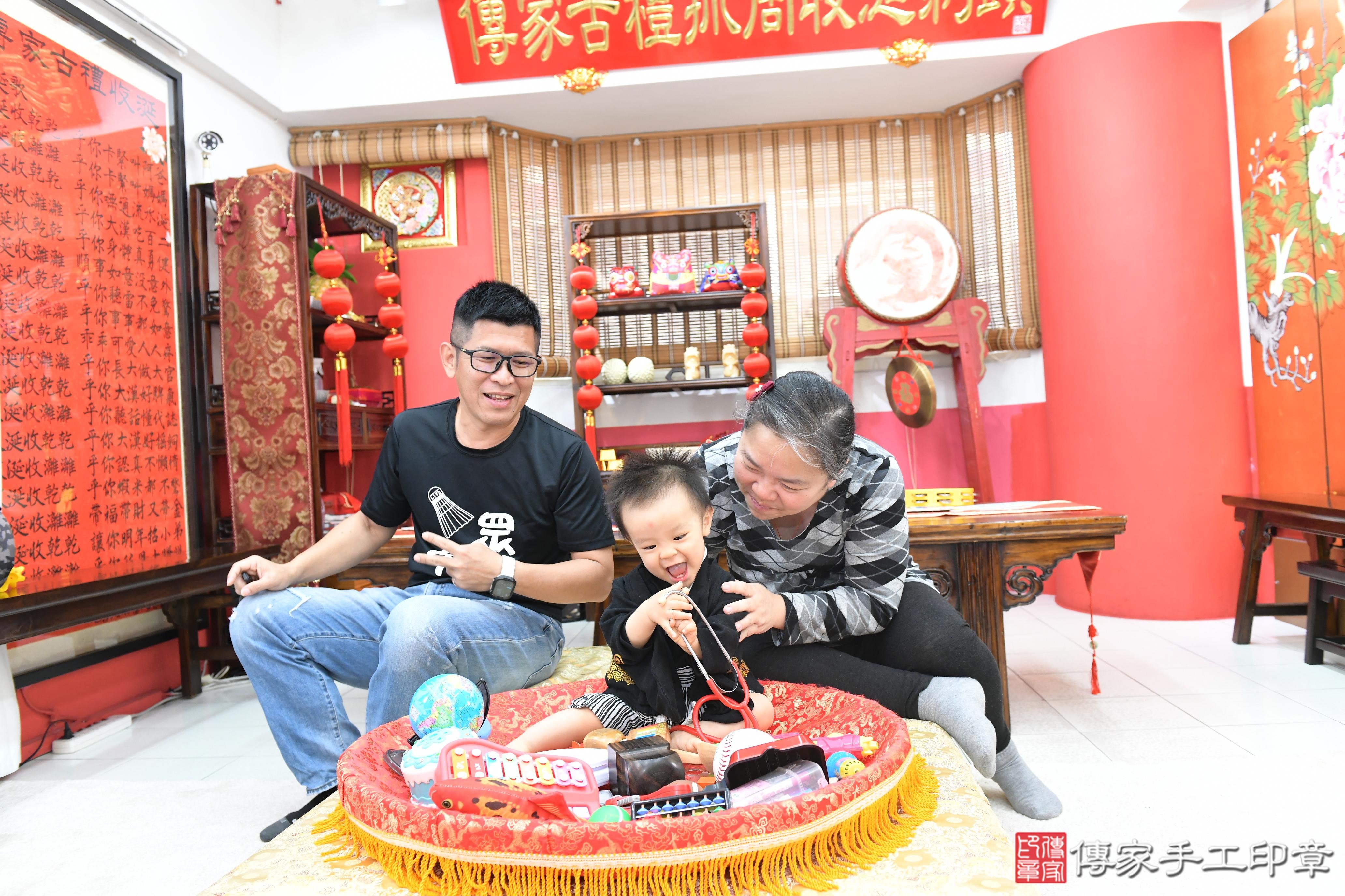 傳家手工印章高雄店、抓周、度脺、美式風會場、傳家嬰兒古禮、吉祥話、抓周道具物品24種、拍照。抓周證書。寶寶抓周、滿周歲、生日快樂、祝福