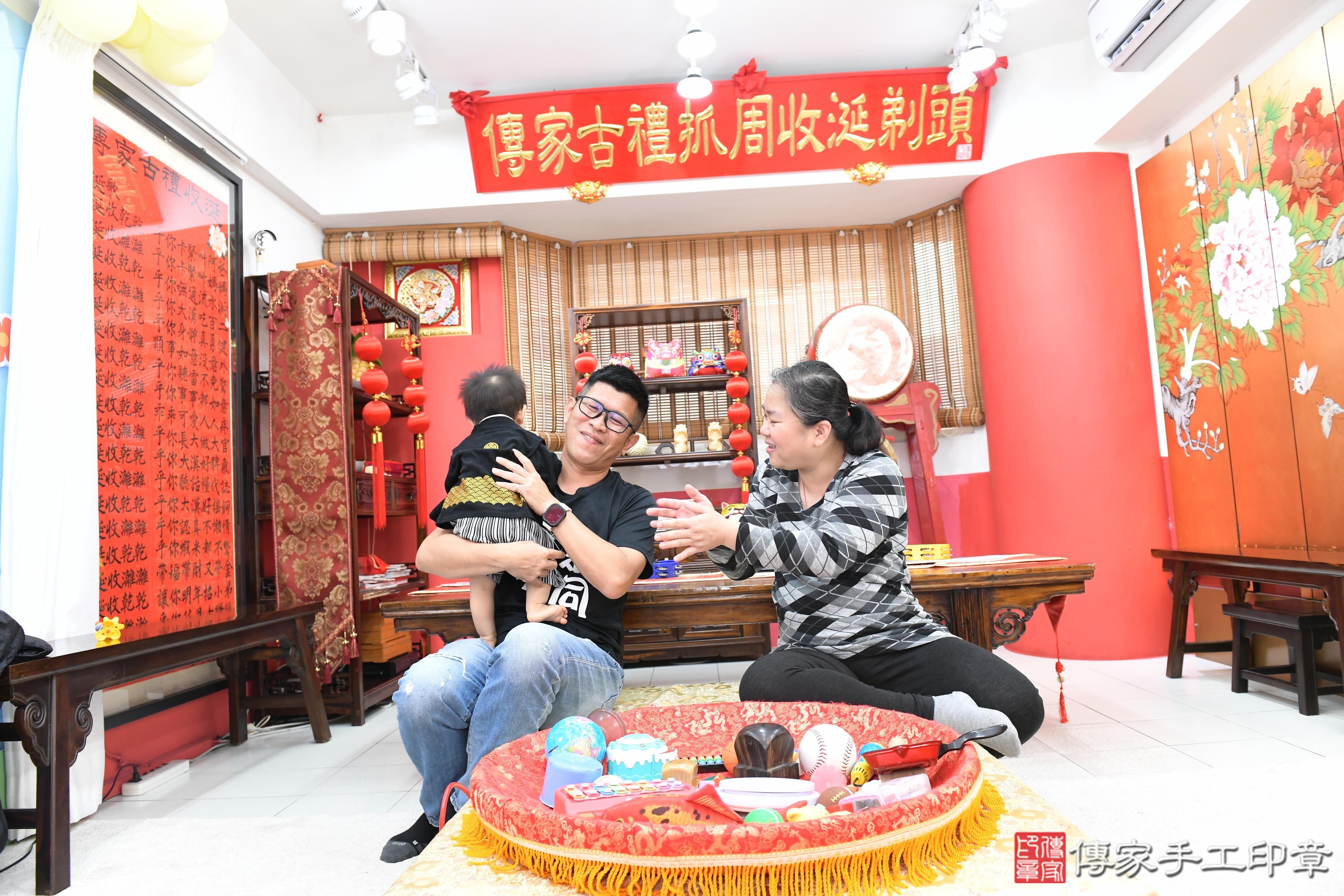 傳家手工印章高雄店、抓周、度脺、美式風會場、傳家嬰兒古禮、吉祥話、抓周道具物品24種、拍照。抓周證書。寶寶抓周、滿周歲、生日快樂、祝福