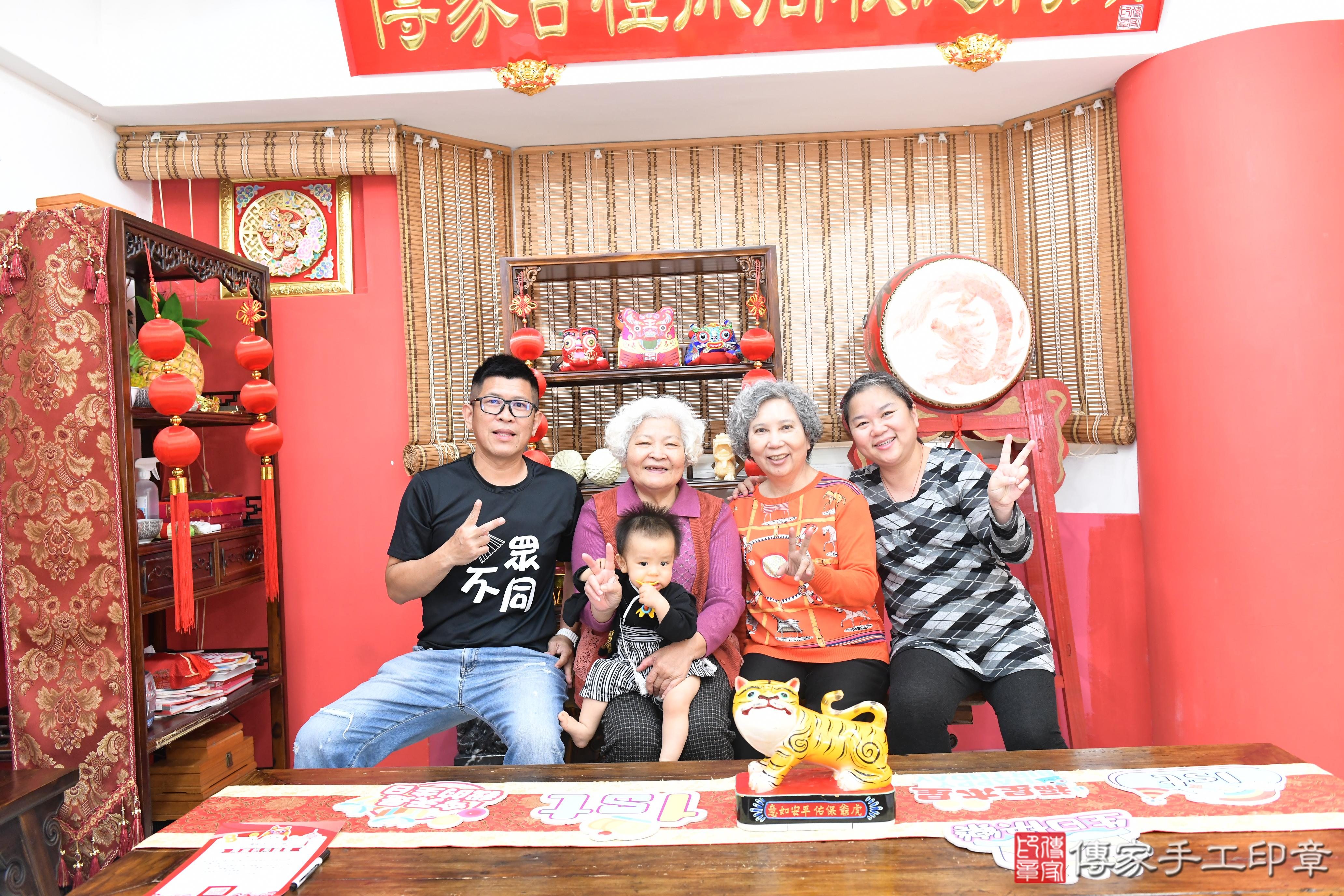 傳家手工印章高雄店、抓周、度脺、美式風會場、傳家嬰兒古禮、吉祥話、抓周道具物品24種、拍照。抓周證書。寶寶抓周、滿周歲、生日快樂、祝福