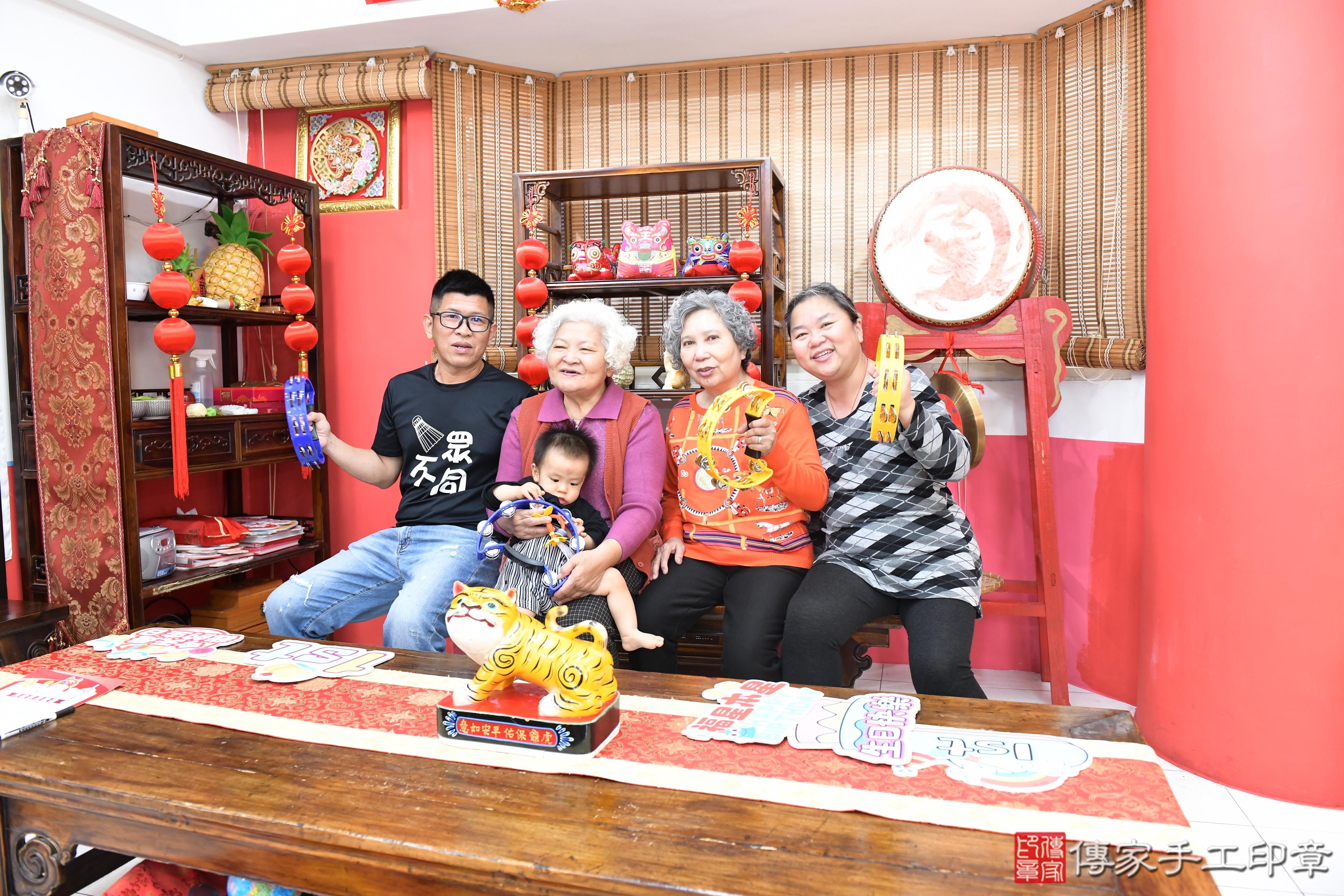 傳家手工印章高雄店、抓周、度脺、美式風會場、傳家嬰兒古禮、吉祥話、抓周道具物品24種、拍照。抓周證書。寶寶抓周、滿周歲、生日快樂、祝福