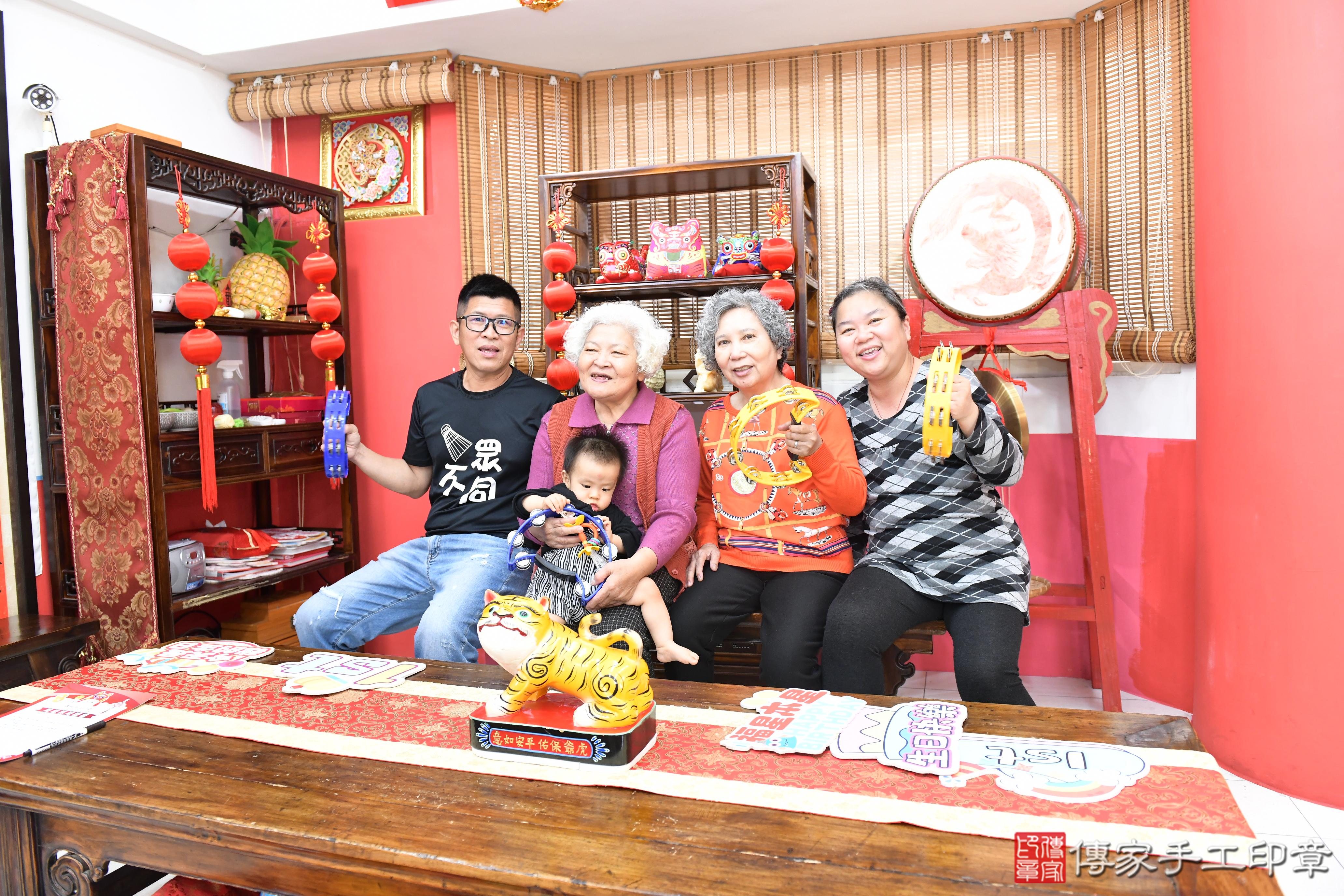 傳家手工印章高雄店、抓周、度脺、美式風會場、傳家嬰兒古禮、吉祥話、抓周道具物品24種、拍照。抓周證書。寶寶抓周、滿周歲、生日快樂、祝福