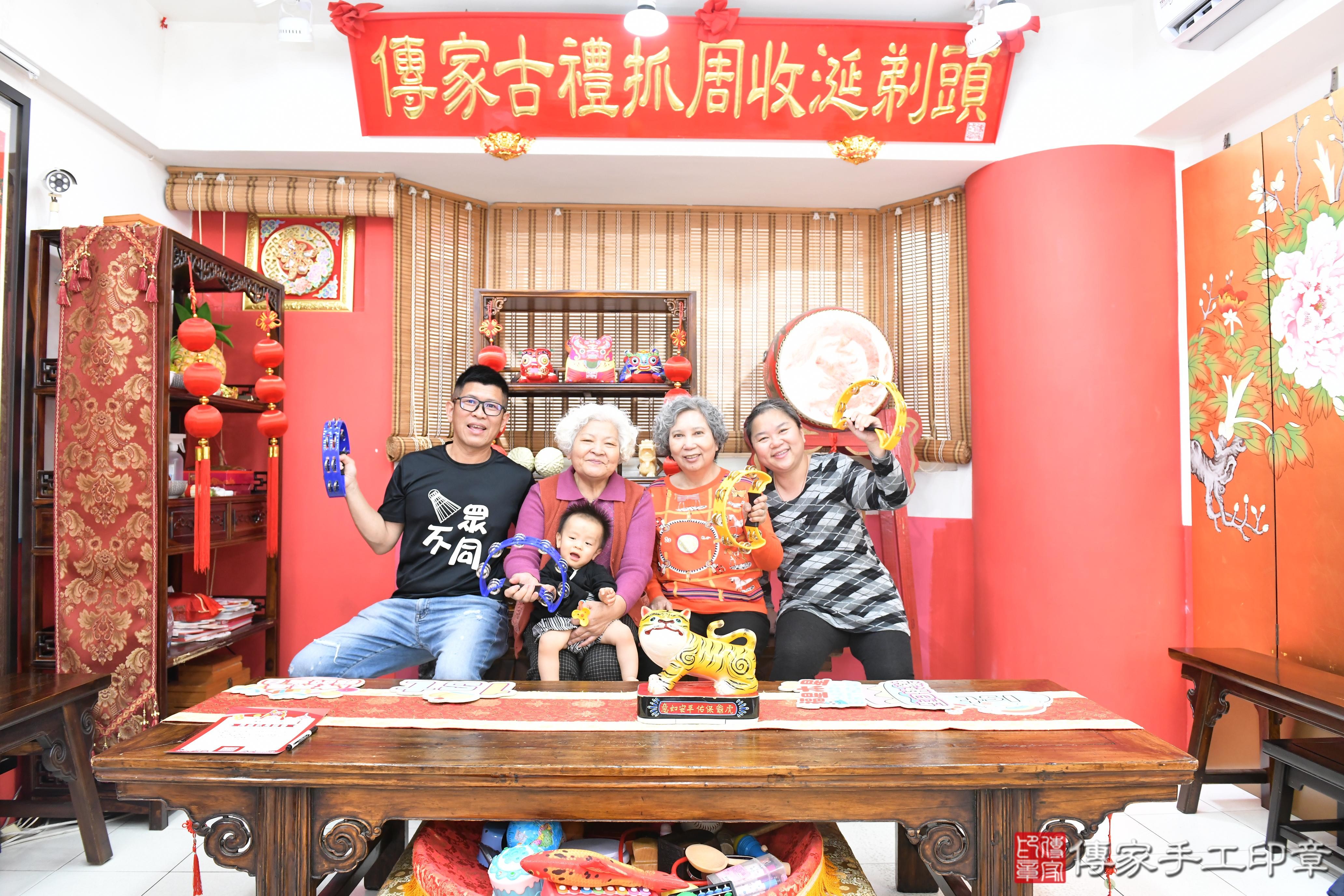 傳家手工印章高雄店、抓周、度脺、美式風會場、傳家嬰兒古禮、吉祥話、抓周道具物品24種、拍照。抓周證書。寶寶抓周、滿周歲、生日快樂、祝福