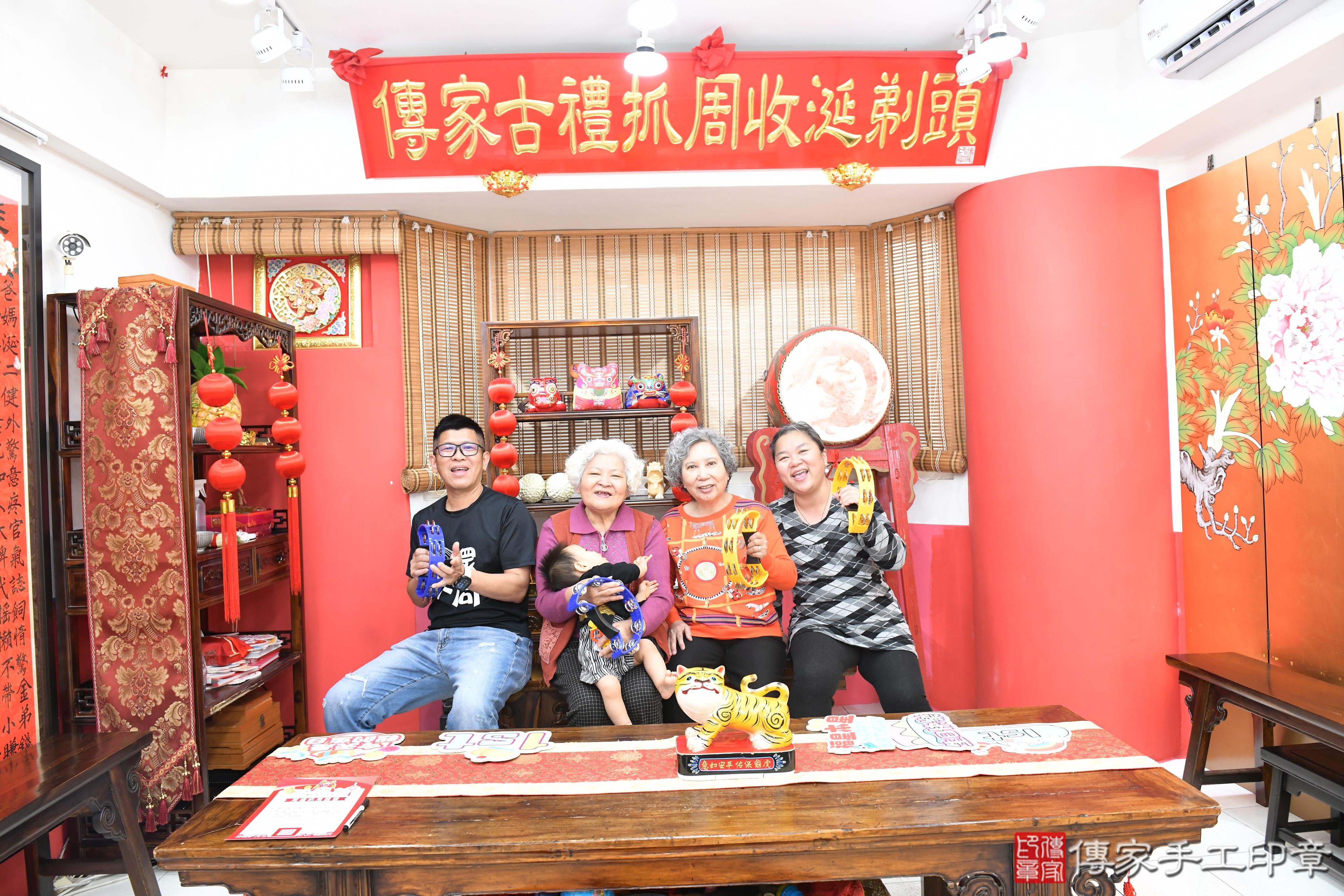 傳家手工印章高雄店、抓周、度脺、美式風會場、傳家嬰兒古禮、吉祥話、抓周道具物品24種、拍照。抓周證書。寶寶抓周、滿周歲、生日快樂、祝福