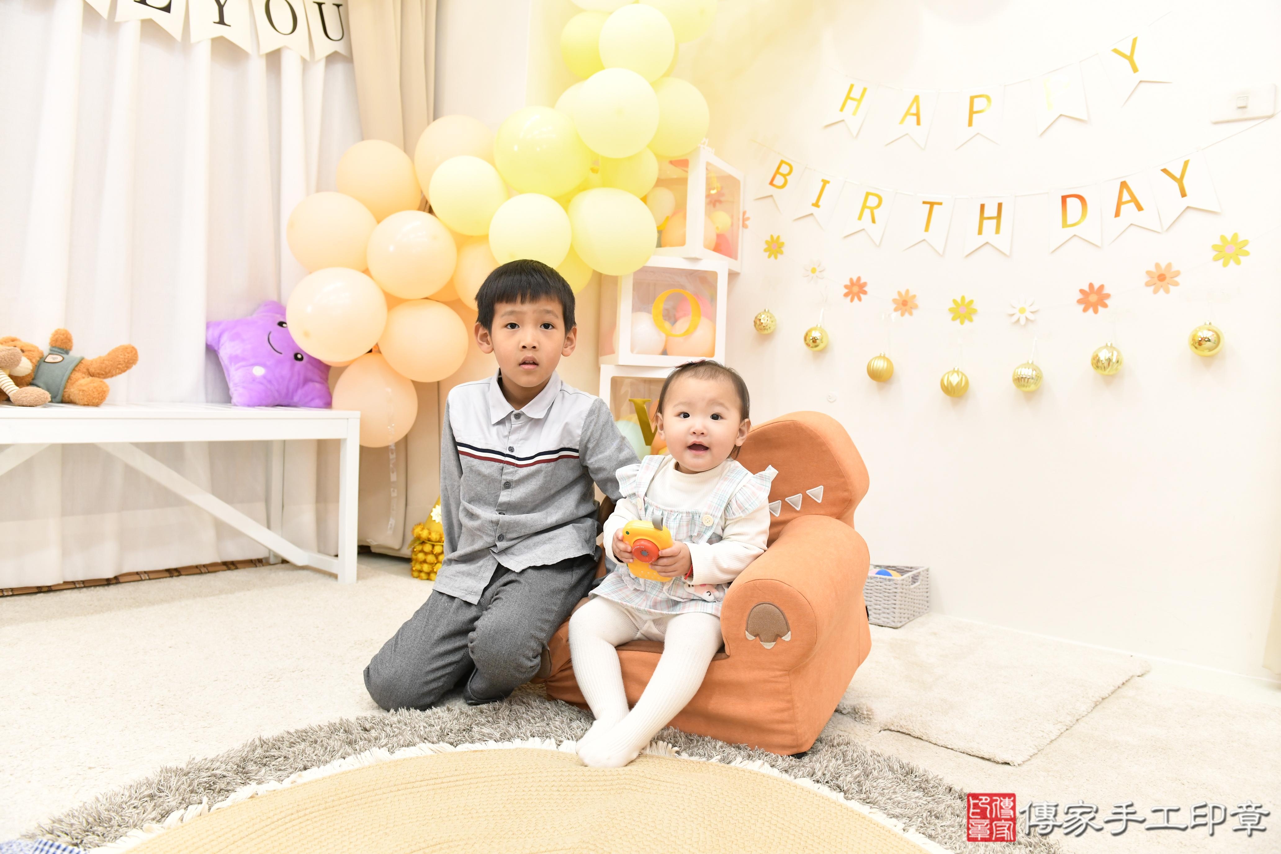 傳家手工印章高雄店、抓周、度脺、美式風會場、傳家嬰兒古禮、吉祥話、抓周道具物品24種、拍照。抓周證書。寶寶抓周、滿周歲、生日快樂、祝福 傳家手工印章高雄店、抓周、度脺、美式風會場、傳家嬰兒古禮、吉祥話、抓周道具物品24種、拍照。抓周證書。寶寶抓周、滿周歲、生日快樂、祝福