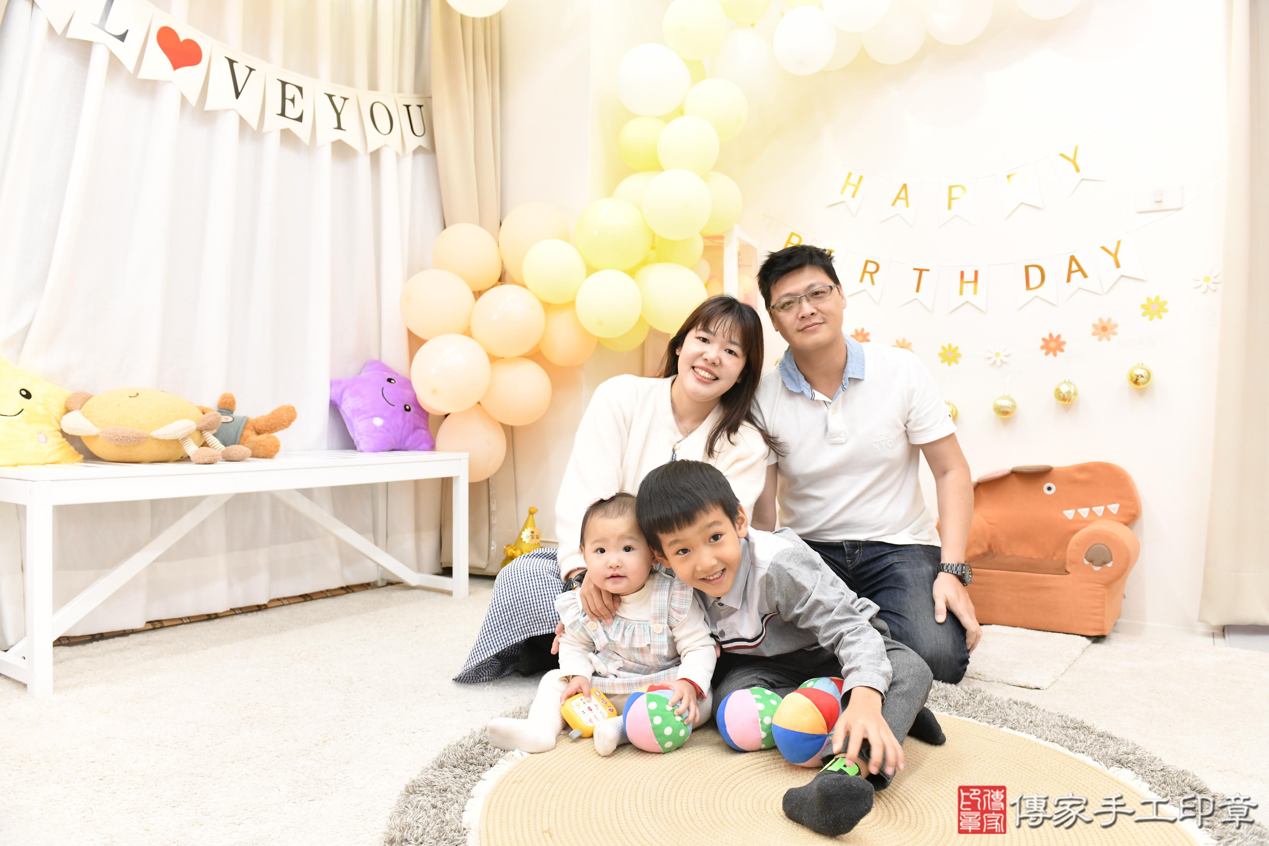 傳家手工印章高雄店、抓周、度脺、美式風會場、傳家嬰兒古禮、吉祥話、抓周道具物品24種、拍照。抓周證書。寶寶抓周、滿周歲、生日快樂、祝福 傳家手工印章高雄店、抓周、度脺、美式風會場、傳家嬰兒古禮、吉祥話、抓周道具物品24種、拍照。抓周證書。寶寶抓周、滿周歲、生日快樂、祝福