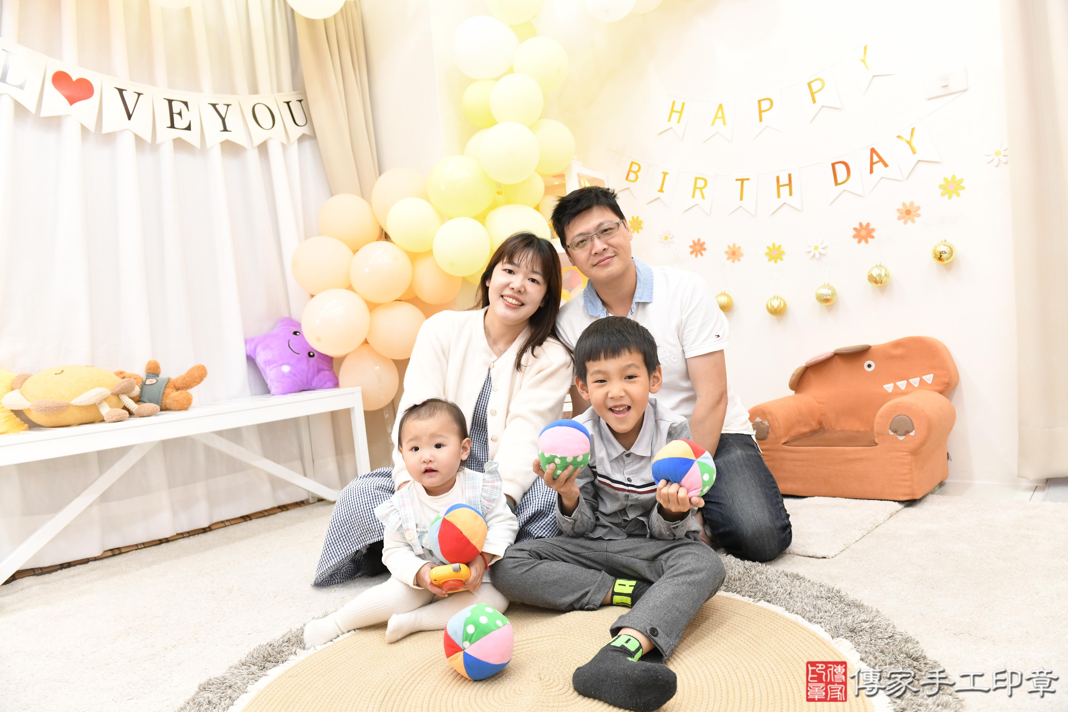 傳家手工印章高雄店、抓周、度脺、美式風會場、傳家嬰兒古禮、吉祥話、抓周道具物品24種、拍照。抓周證書。寶寶抓周、滿周歲、生日快樂、祝福 傳家手工印章高雄店、抓周、度脺、美式風會場、傳家嬰兒古禮、吉祥話、抓周道具物品24種、拍照。抓周證書。寶寶抓周、滿周歲、生日快樂、祝福