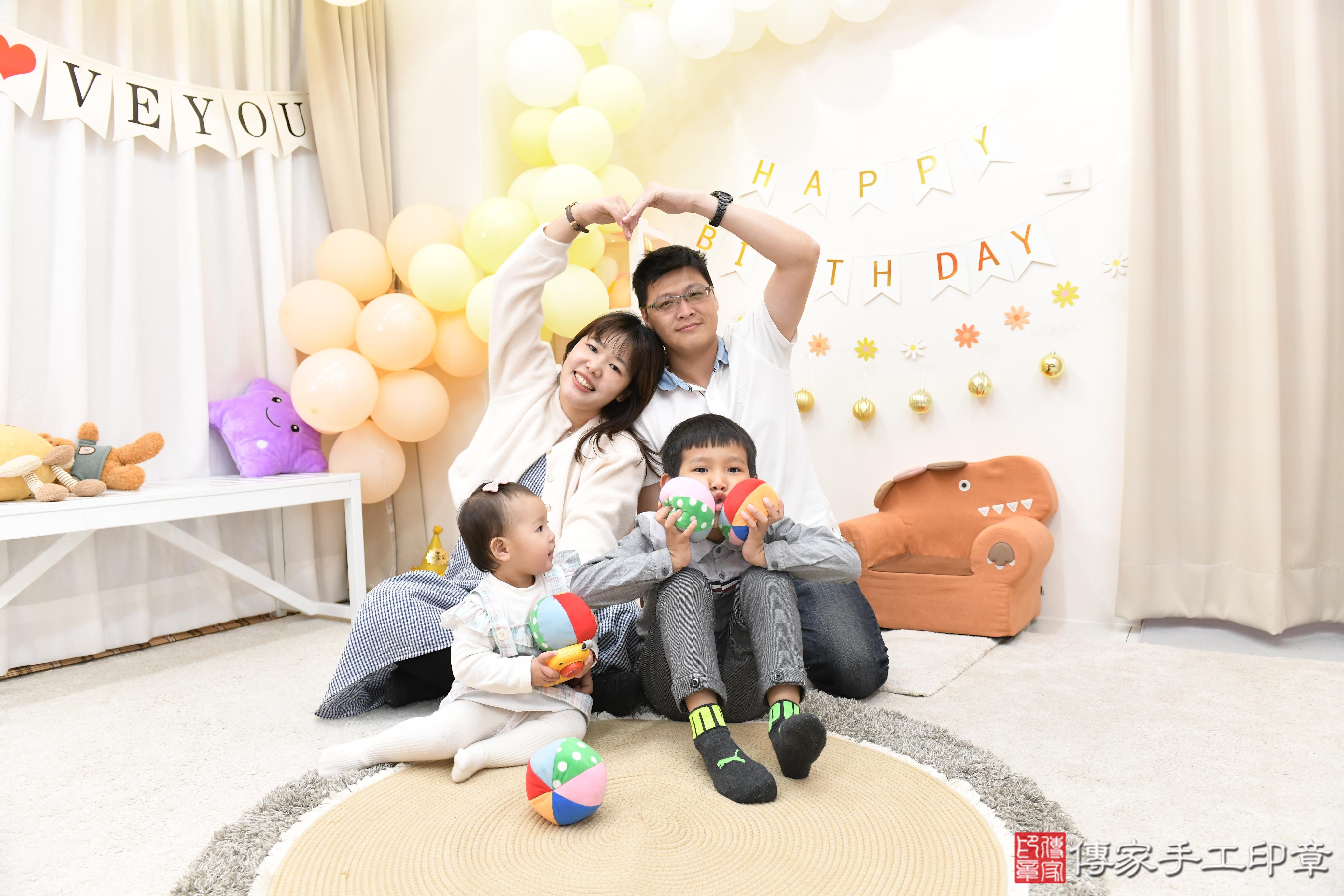 傳家手工印章高雄店、抓周、度脺、美式風會場、傳家嬰兒古禮、吉祥話、抓周道具物品24種、拍照。抓周證書。寶寶抓周、滿周歲、生日快樂、祝福 傳家手工印章高雄店、抓周、度脺、美式風會場、傳家嬰兒古禮、吉祥話、抓周道具物品24種、拍照。抓周證書。寶寶抓周、滿周歲、生日快樂、祝福