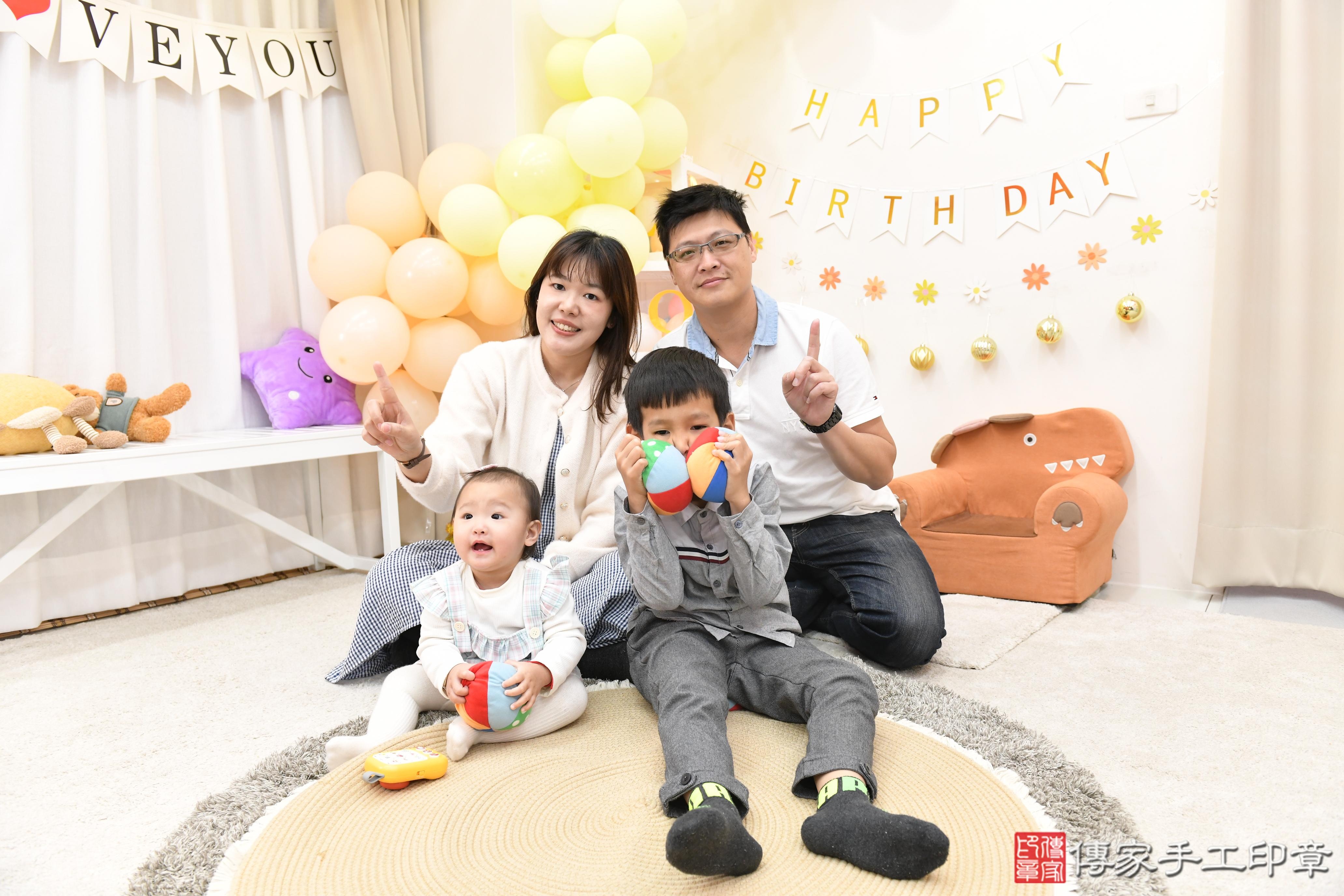 傳家手工印章高雄店、抓周、度脺、美式風會場、傳家嬰兒古禮、吉祥話、抓周道具物品24種、拍照。抓周證書。寶寶抓周、滿周歲、生日快樂、祝福 傳家手工印章高雄店、抓周、度脺、美式風會場、傳家嬰兒古禮、吉祥話、抓周道具物品24種、拍照。抓周證書。寶寶抓周、滿周歲、生日快樂、祝福