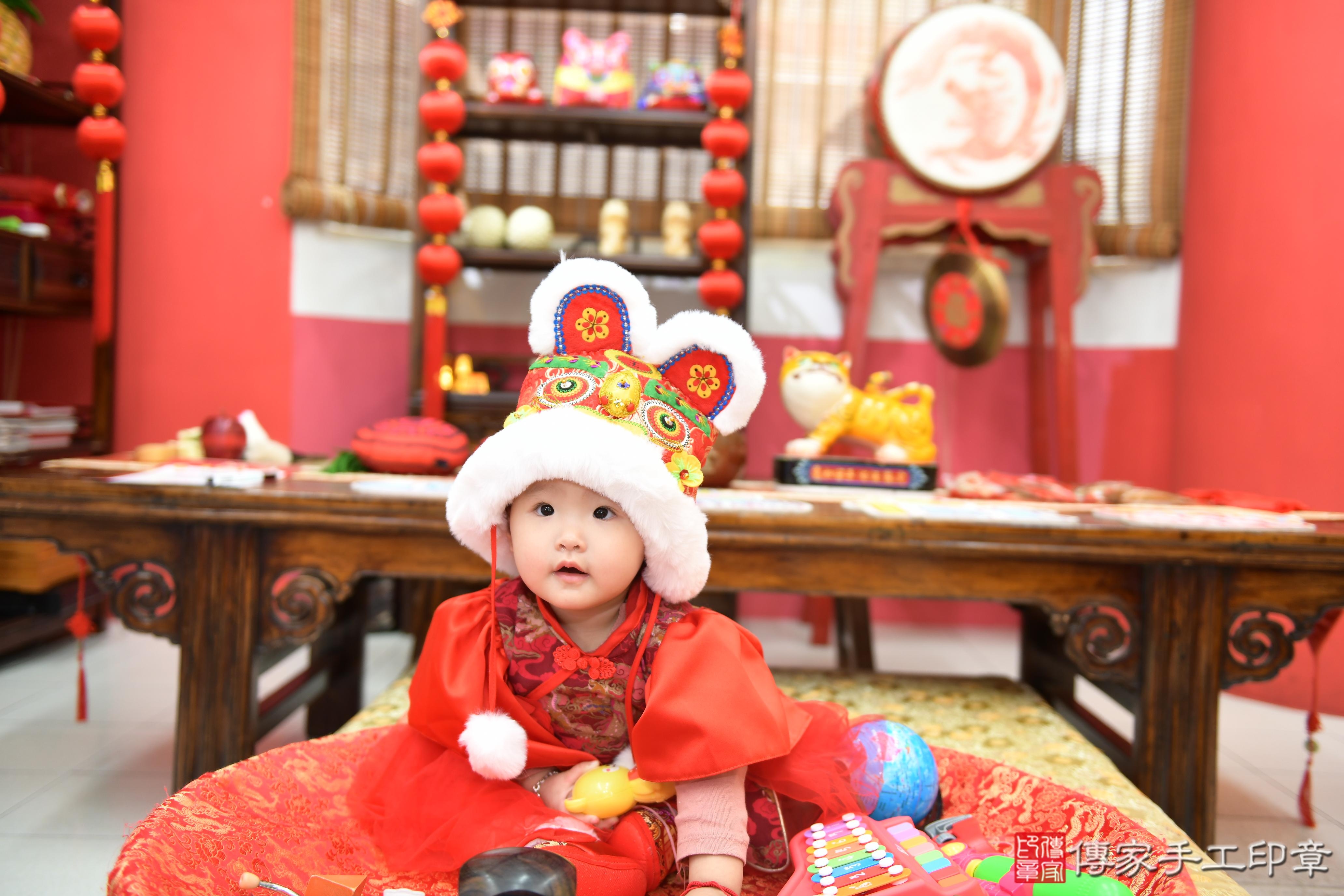 傳家手工印章高雄店、抓周、度脺、美式風會場、傳家嬰兒古禮、吉祥話、抓周道具物品24種、拍照。抓周證書。寶寶抓周、滿周歲、生日快樂、祝福 傳家手工印章高雄店、抓周、度脺、美式風會場、傳家嬰兒古禮、吉祥話、抓周道具物品24種、拍照。抓周證書。寶寶抓周、滿周歲、生日快樂、祝福