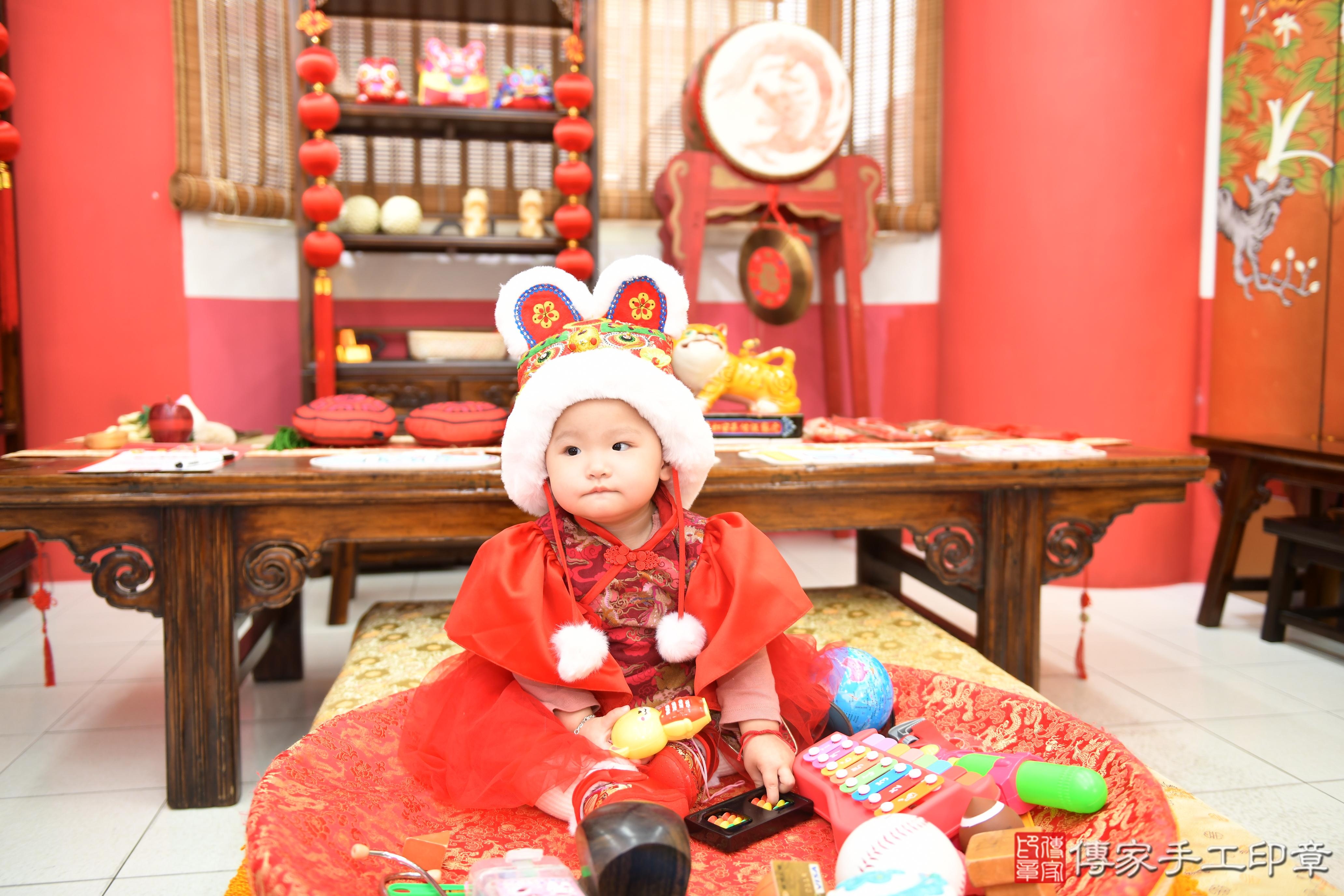 傳家手工印章高雄店、抓周、度脺、美式風會場、傳家嬰兒古禮、吉祥話、抓周道具物品24種、拍照。抓周證書。寶寶抓周、滿周歲、生日快樂、祝福 傳家手工印章高雄店、抓周、度脺、美式風會場、傳家嬰兒古禮、吉祥話、抓周道具物品24種、拍照。抓周證書。寶寶抓周、滿周歲、生日快樂、祝福