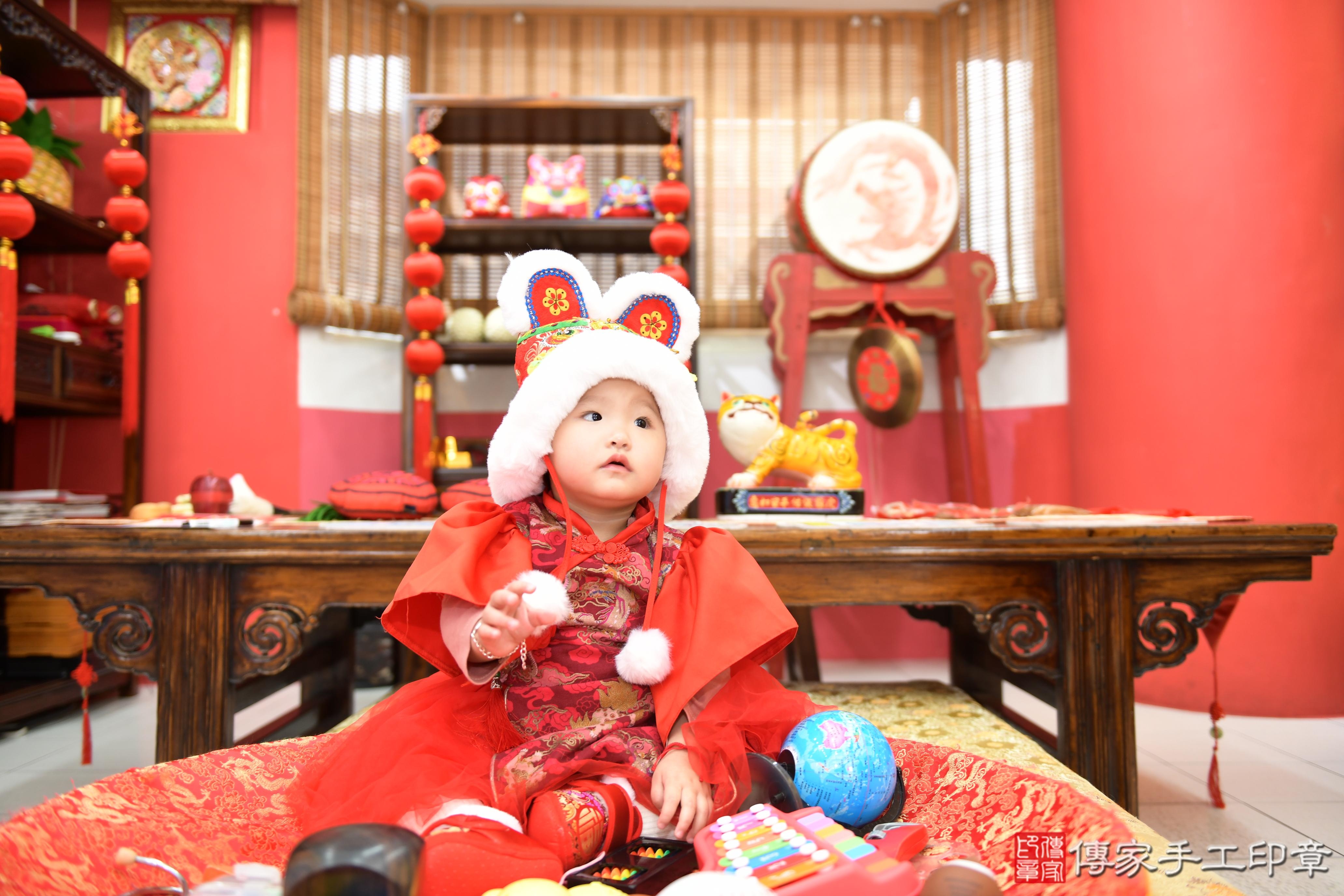 傳家手工印章高雄店、抓周、度脺、美式風會場、傳家嬰兒古禮、吉祥話、抓周道具物品24種、拍照。抓周證書。寶寶抓周、滿周歲、生日快樂、祝福 傳家手工印章高雄店、抓周、度脺、美式風會場、傳家嬰兒古禮、吉祥話、抓周道具物品24種、拍照。抓周證書。寶寶抓周、滿周歲、生日快樂、祝福