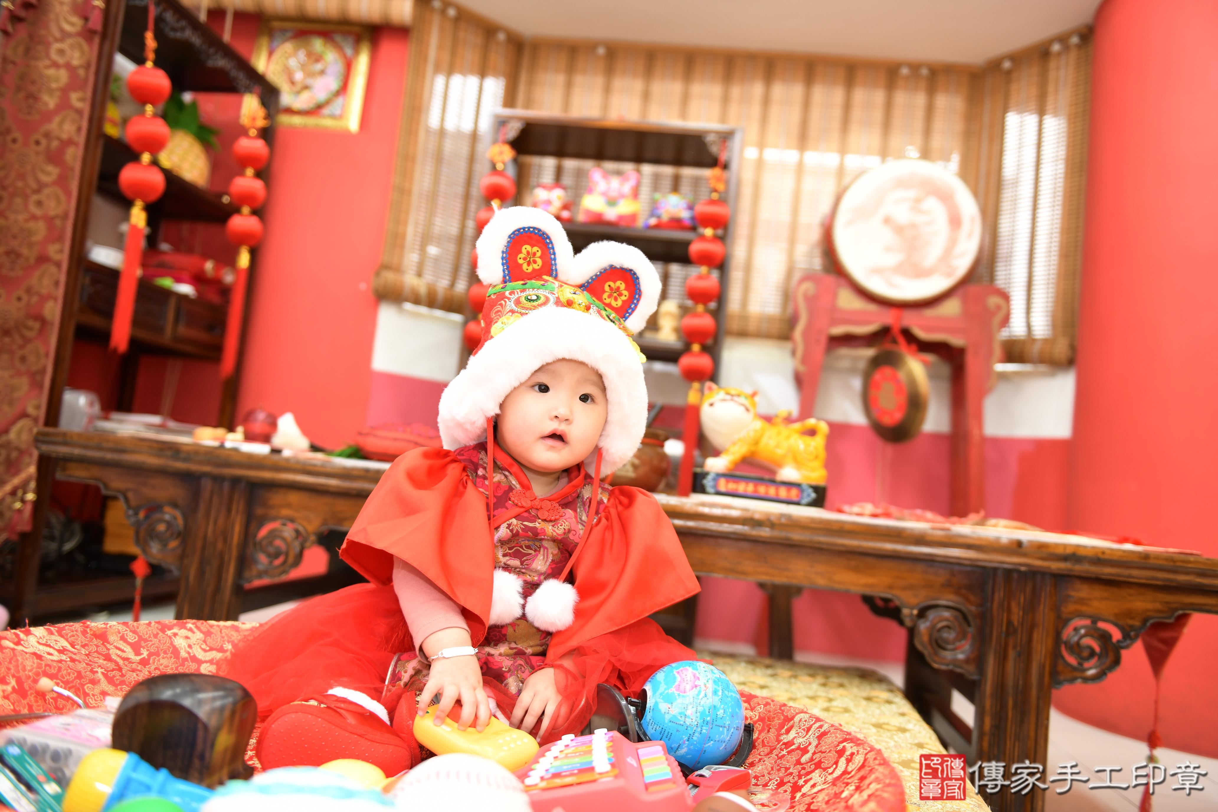 傳家手工印章高雄店、抓周、度脺、美式風會場、傳家嬰兒古禮、吉祥話、抓周道具物品24種、拍照。抓周證書。寶寶抓周、滿周歲、生日快樂、祝福 傳家手工印章高雄店、抓周、度脺、美式風會場、傳家嬰兒古禮、吉祥話、抓周道具物品24種、拍照。抓周證書。寶寶抓周、滿周歲、生日快樂、祝福