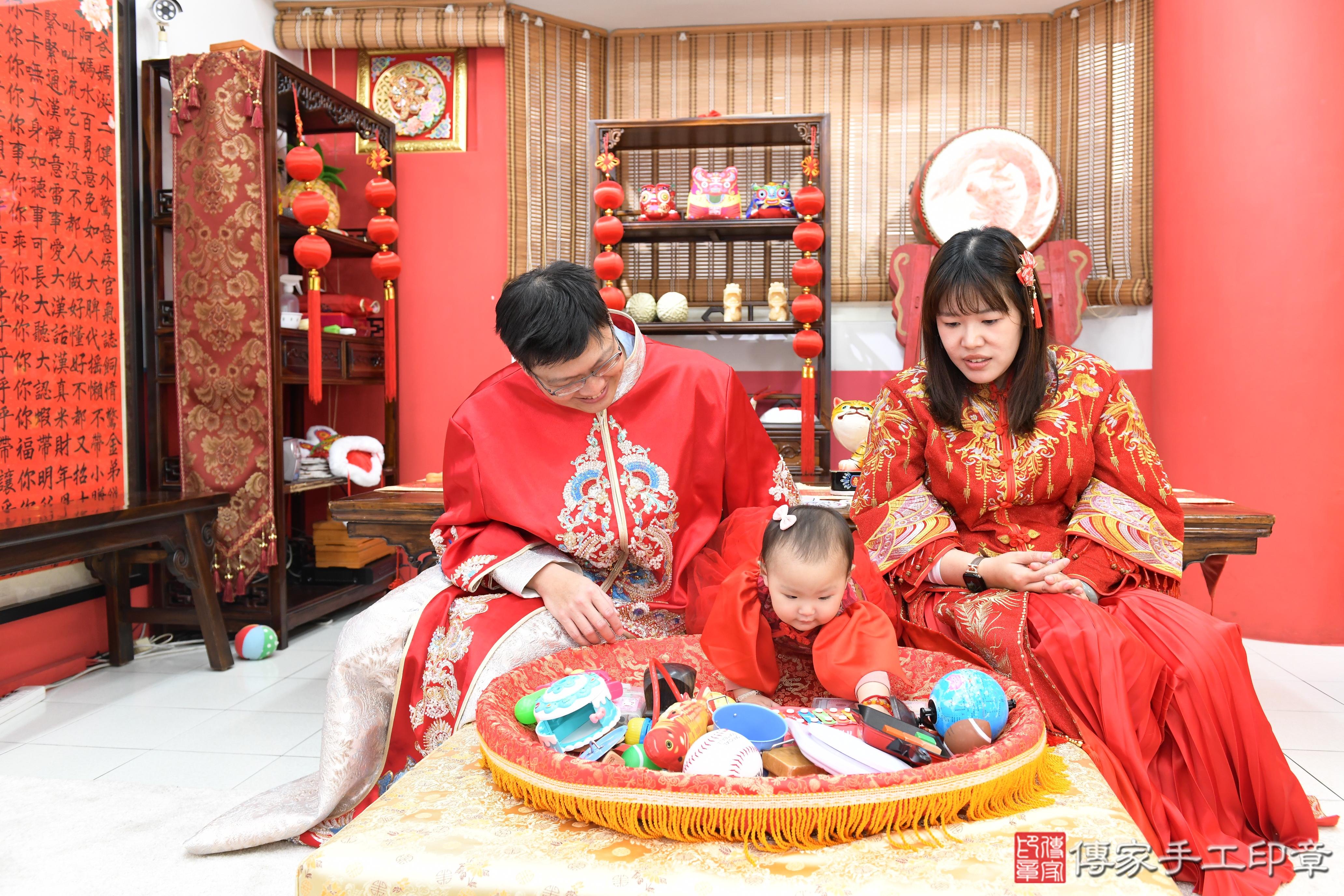 傳家手工印章高雄店、抓周、度脺、美式風會場、傳家嬰兒古禮、吉祥話、抓周道具物品24種、拍照。抓周證書。寶寶抓周、滿周歲、生日快樂、祝福 傳家手工印章高雄店、抓周、度脺、美式風會場、傳家嬰兒古禮、吉祥話、抓周道具物品24種、拍照。抓周證書。寶寶抓周、滿周歲、生日快樂、祝福