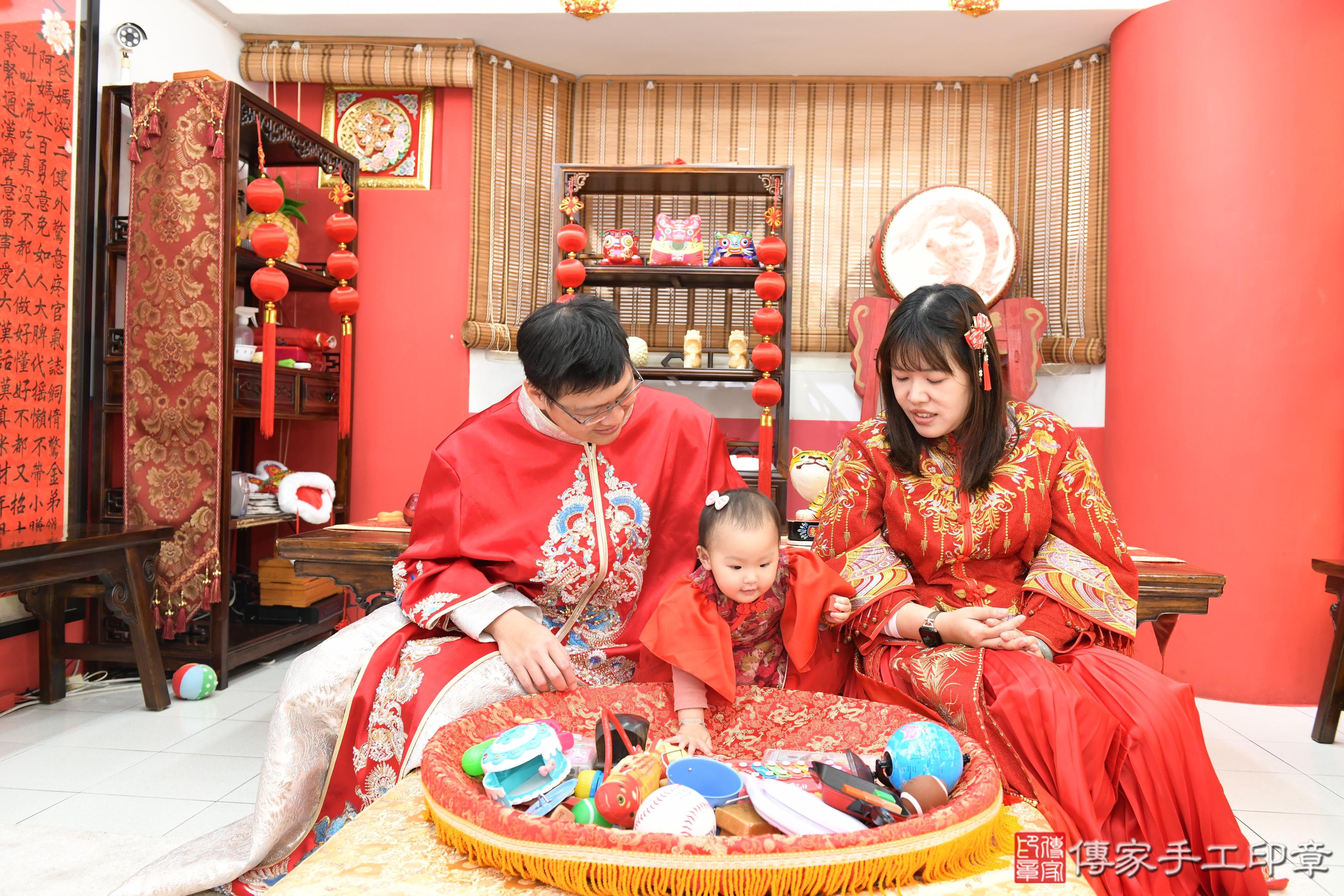 傳家手工印章高雄店、抓周、度脺、美式風會場、傳家嬰兒古禮、吉祥話、抓周道具物品24種、拍照。抓周證書。寶寶抓周、滿周歲、生日快樂、祝福 傳家手工印章高雄店、抓周、度脺、美式風會場、傳家嬰兒古禮、吉祥話、抓周道具物品24種、拍照。抓周證書。寶寶抓周、滿周歲、生日快樂、祝福