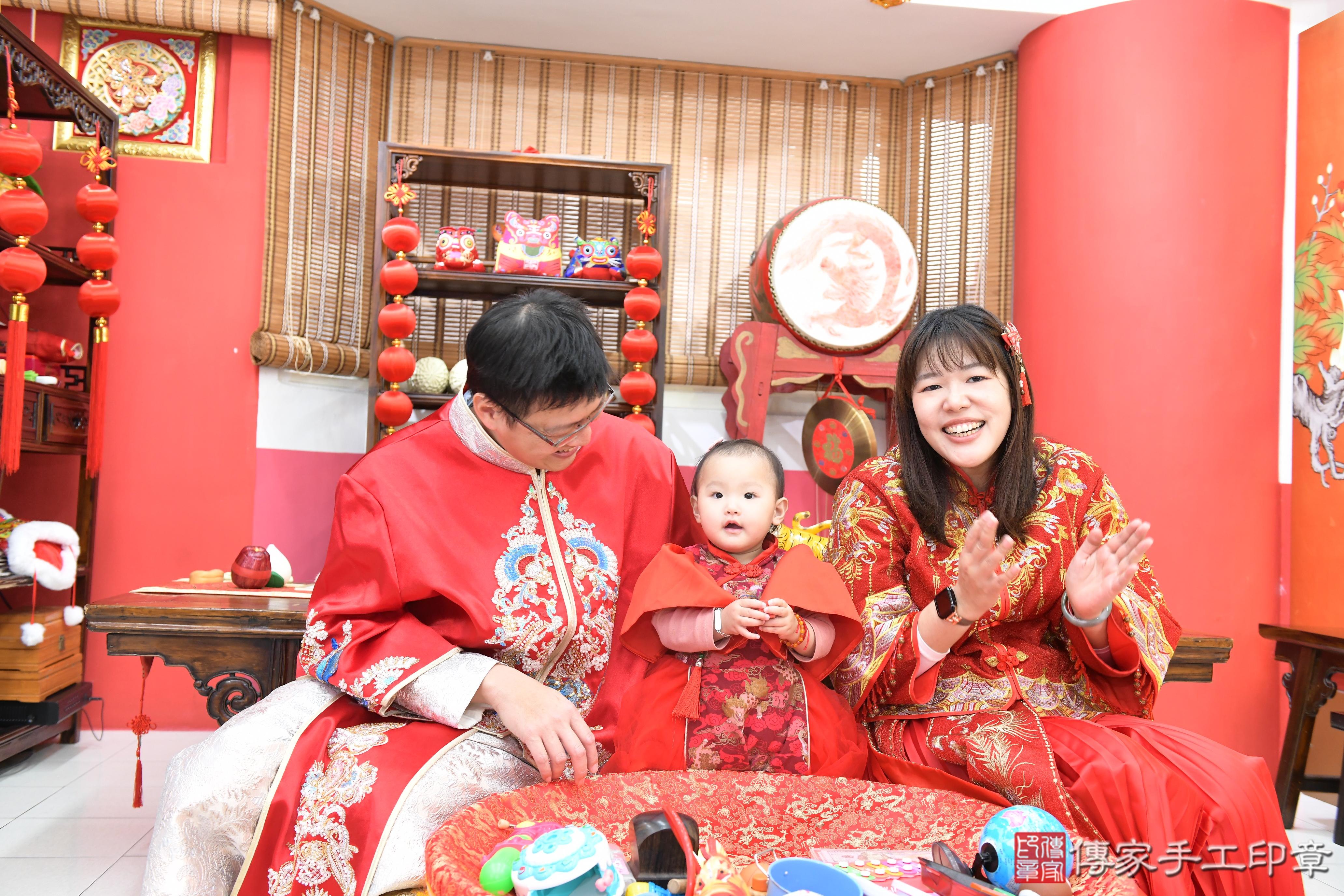 傳家手工印章高雄店、抓周、度脺、美式風會場、傳家嬰兒古禮、吉祥話、抓周道具物品24種、拍照。抓周證書。寶寶抓周、滿周歲、生日快樂、祝福 傳家手工印章高雄店、抓周、度脺、美式風會場、傳家嬰兒古禮、吉祥話、抓周道具物品24種、拍照。抓周證書。寶寶抓周、滿周歲、生日快樂、祝福