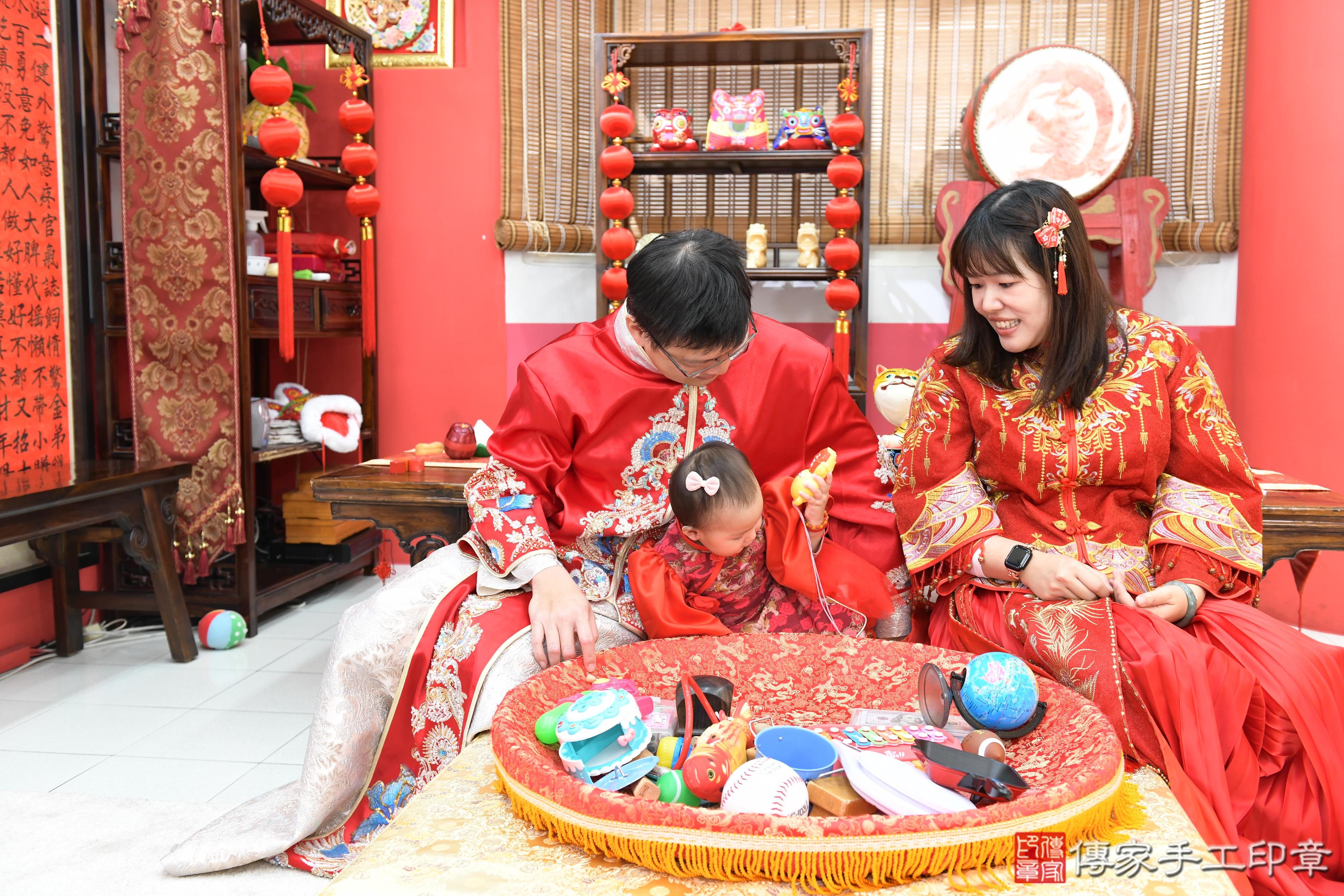 傳家手工印章高雄店、抓周、度脺、美式風會場、傳家嬰兒古禮、吉祥話、抓周道具物品24種、拍照。抓周證書。寶寶抓周、滿周歲、生日快樂、祝福 傳家手工印章高雄店、抓周、度脺、美式風會場、傳家嬰兒古禮、吉祥話、抓周道具物品24種、拍照。抓周證書。寶寶抓周、滿周歲、生日快樂、祝福