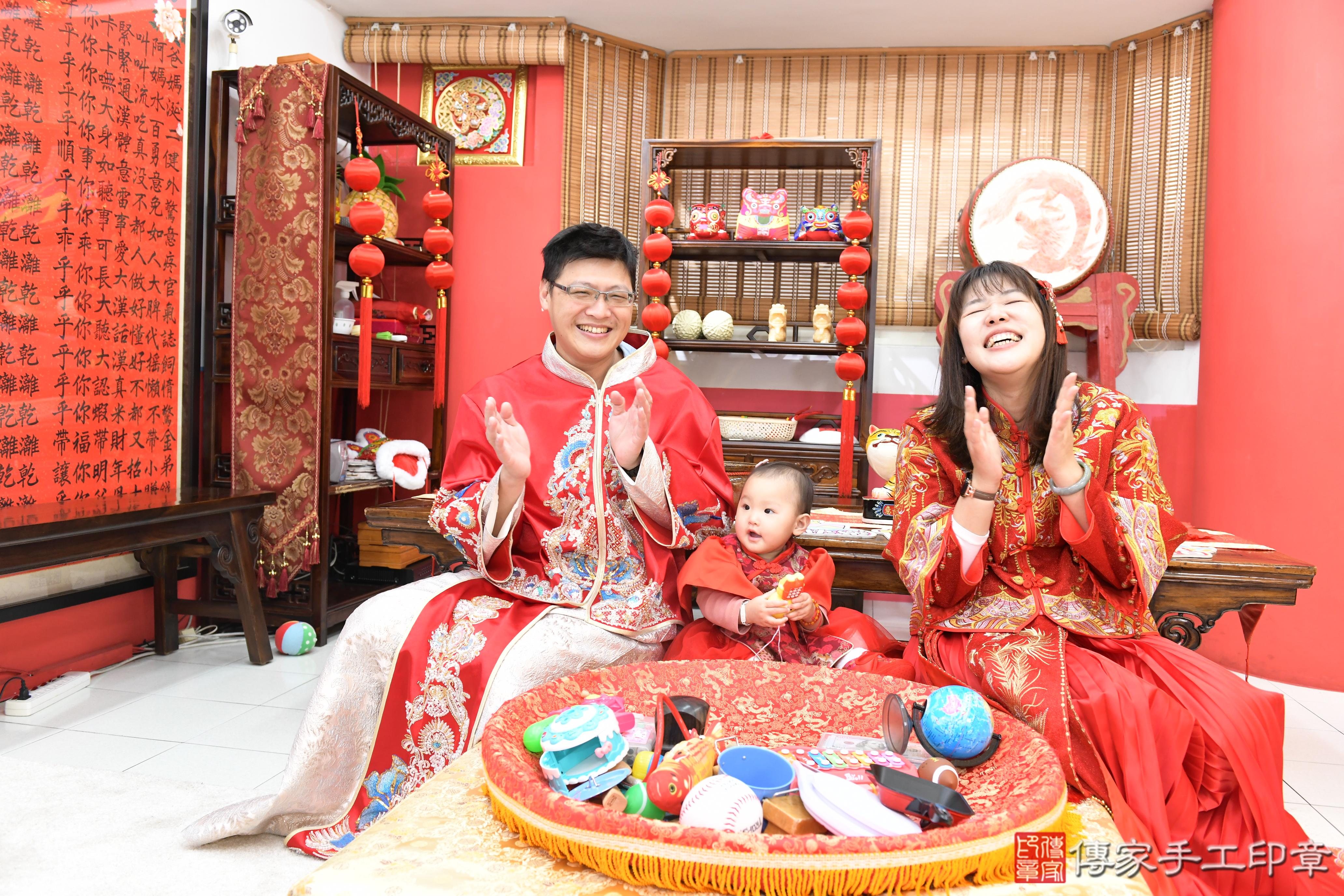 傳家手工印章高雄店、抓周、度脺、美式風會場、傳家嬰兒古禮、吉祥話、抓周道具物品24種、拍照。抓周證書。寶寶抓周、滿周歲、生日快樂、祝福 傳家手工印章高雄店、抓周、度脺、美式風會場、傳家嬰兒古禮、吉祥話、抓周道具物品24種、拍照。抓周證書。寶寶抓周、滿周歲、生日快樂、祝福