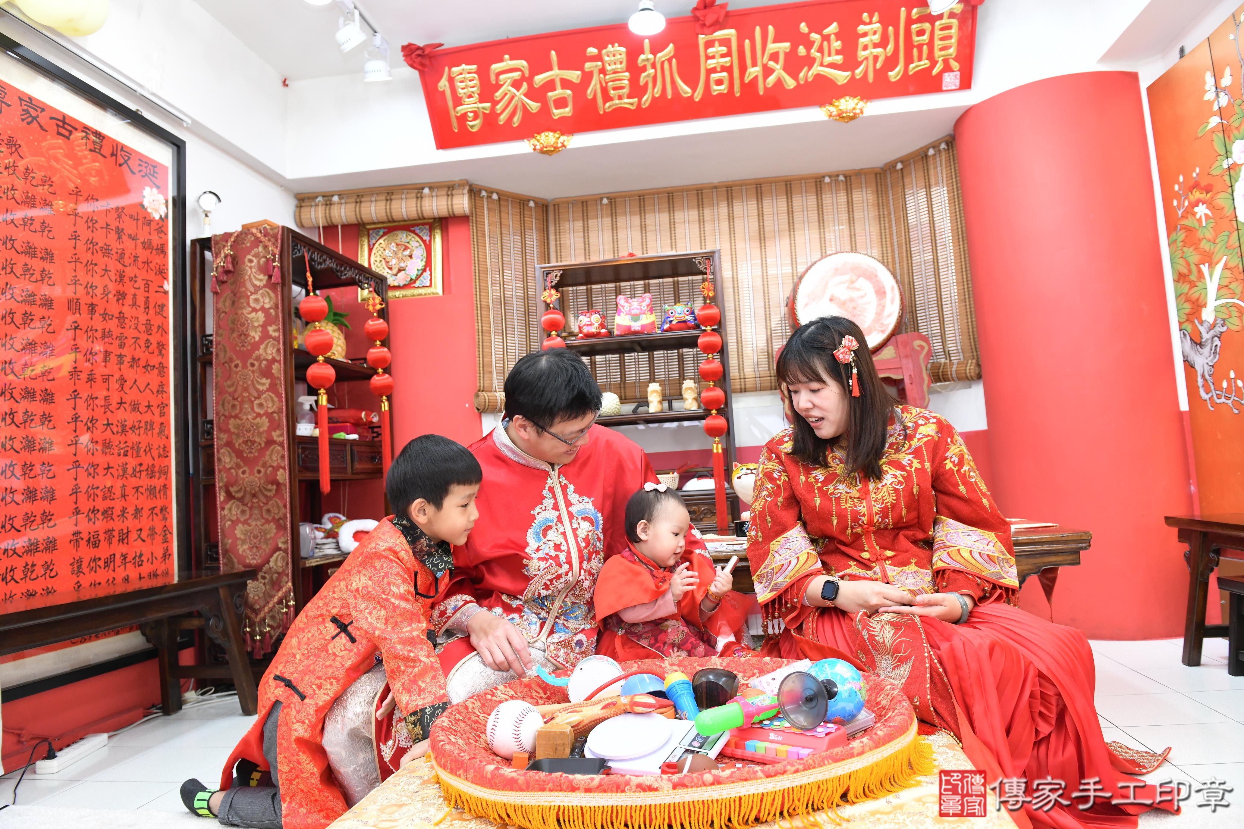 傳家手工印章高雄店、抓周、度脺、美式風會場、傳家嬰兒古禮、吉祥話、抓周道具物品24種、拍照。抓周證書。寶寶抓周、滿周歲、生日快樂、祝福 傳家手工印章高雄店、抓周、度脺、美式風會場、傳家嬰兒古禮、吉祥話、抓周道具物品24種、拍照。抓周證書。寶寶抓周、滿周歲、生日快樂、祝福