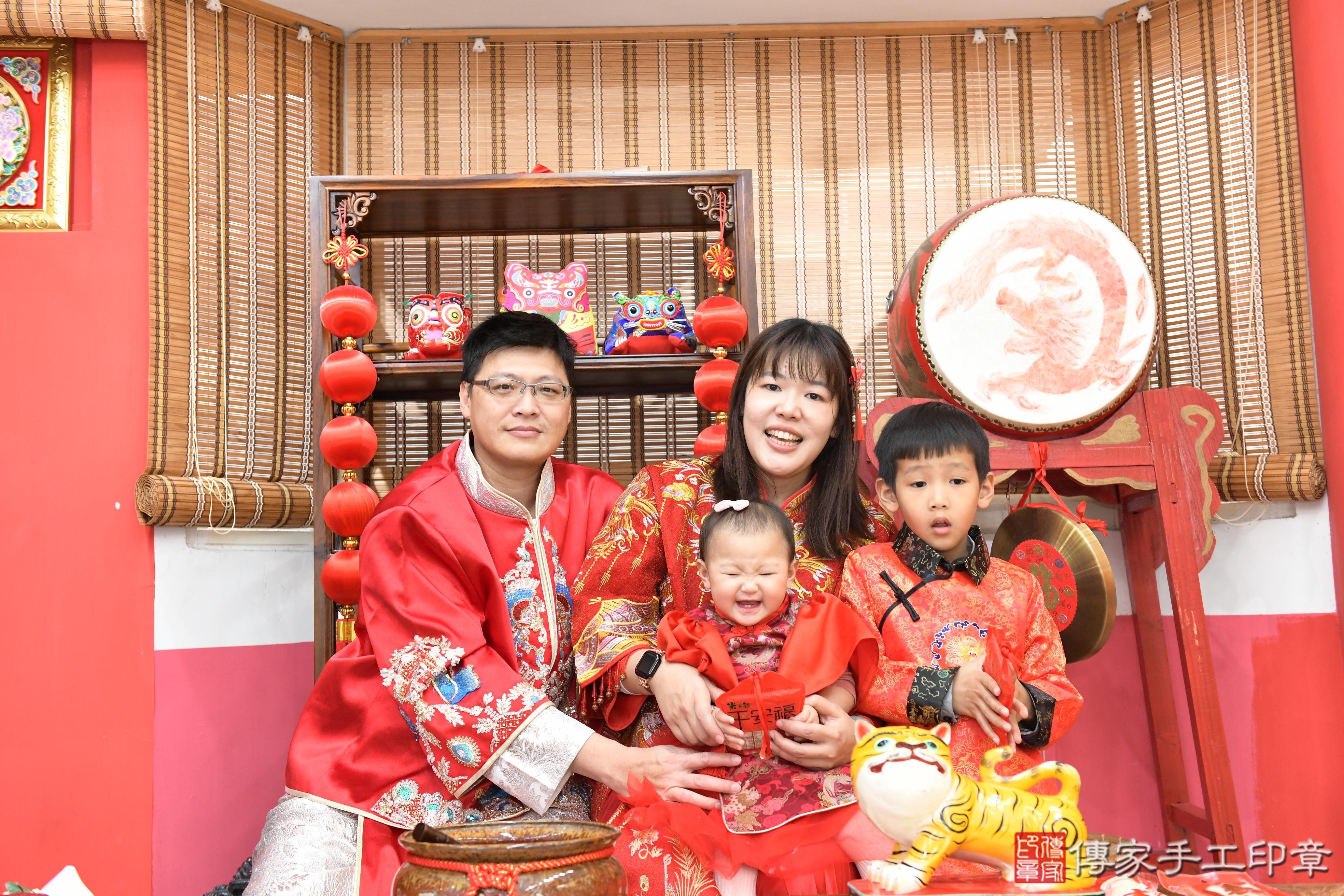 傳家手工印章高雄店、抓周、度脺、美式風會場、傳家嬰兒古禮、吉祥話、抓周道具物品24種、拍照。抓周證書。寶寶抓周、滿周歲、生日快樂、祝福 傳家手工印章高雄店、抓周、度脺、美式風會場、傳家嬰兒古禮、吉祥話、抓周道具物品24種、拍照。抓周證書。寶寶抓周、滿周歲、生日快樂、祝福