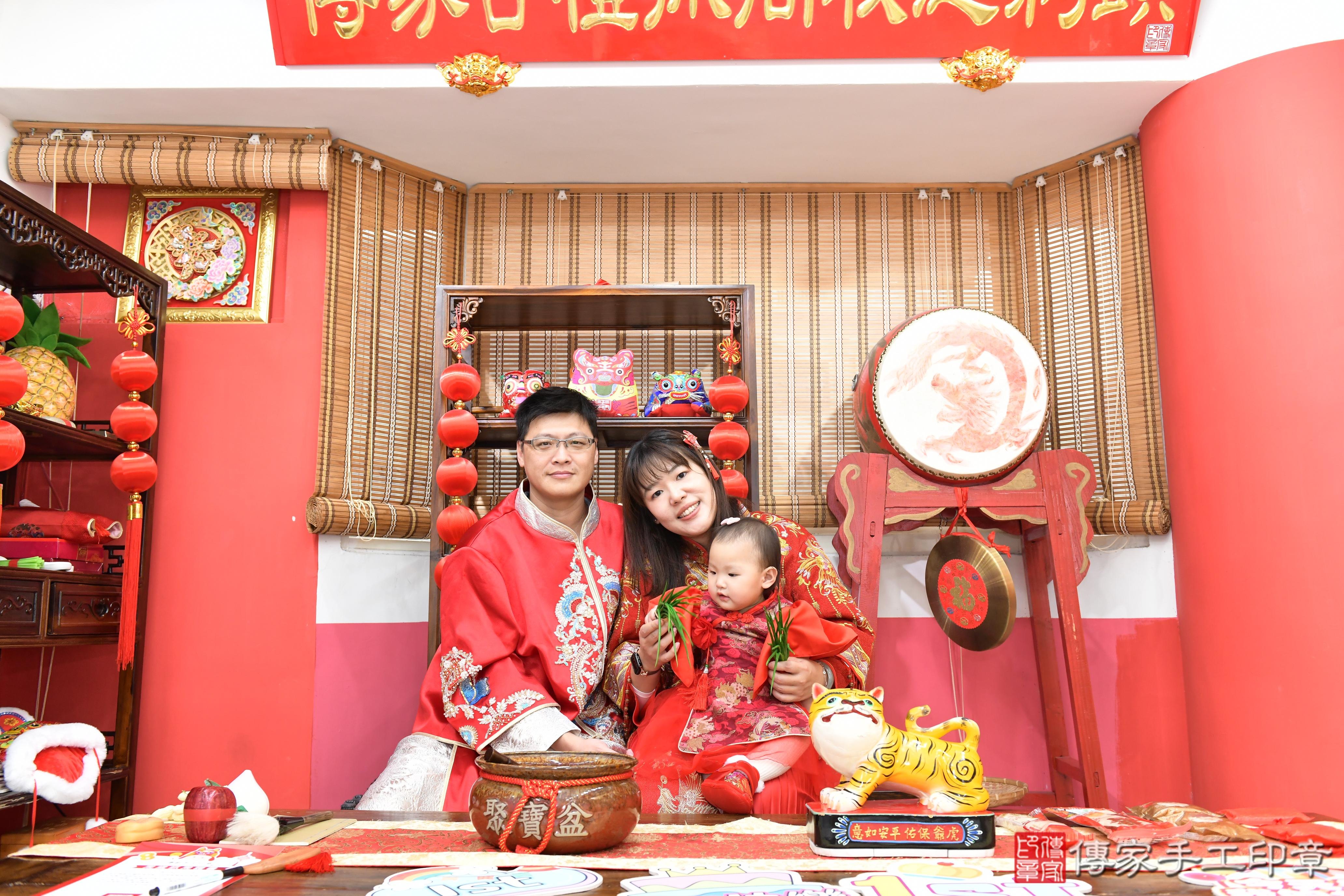 傳家手工印章高雄店、抓周、度脺、美式風會場、傳家嬰兒古禮、吉祥話、抓周道具物品24種、拍照。抓周證書。寶寶抓周、滿周歲、生日快樂、祝福 傳家手工印章高雄店、抓周、度脺、美式風會場、傳家嬰兒古禮、吉祥話、抓周道具物品24種、拍照。抓周證書。寶寶抓周、滿周歲、生日快樂、祝福