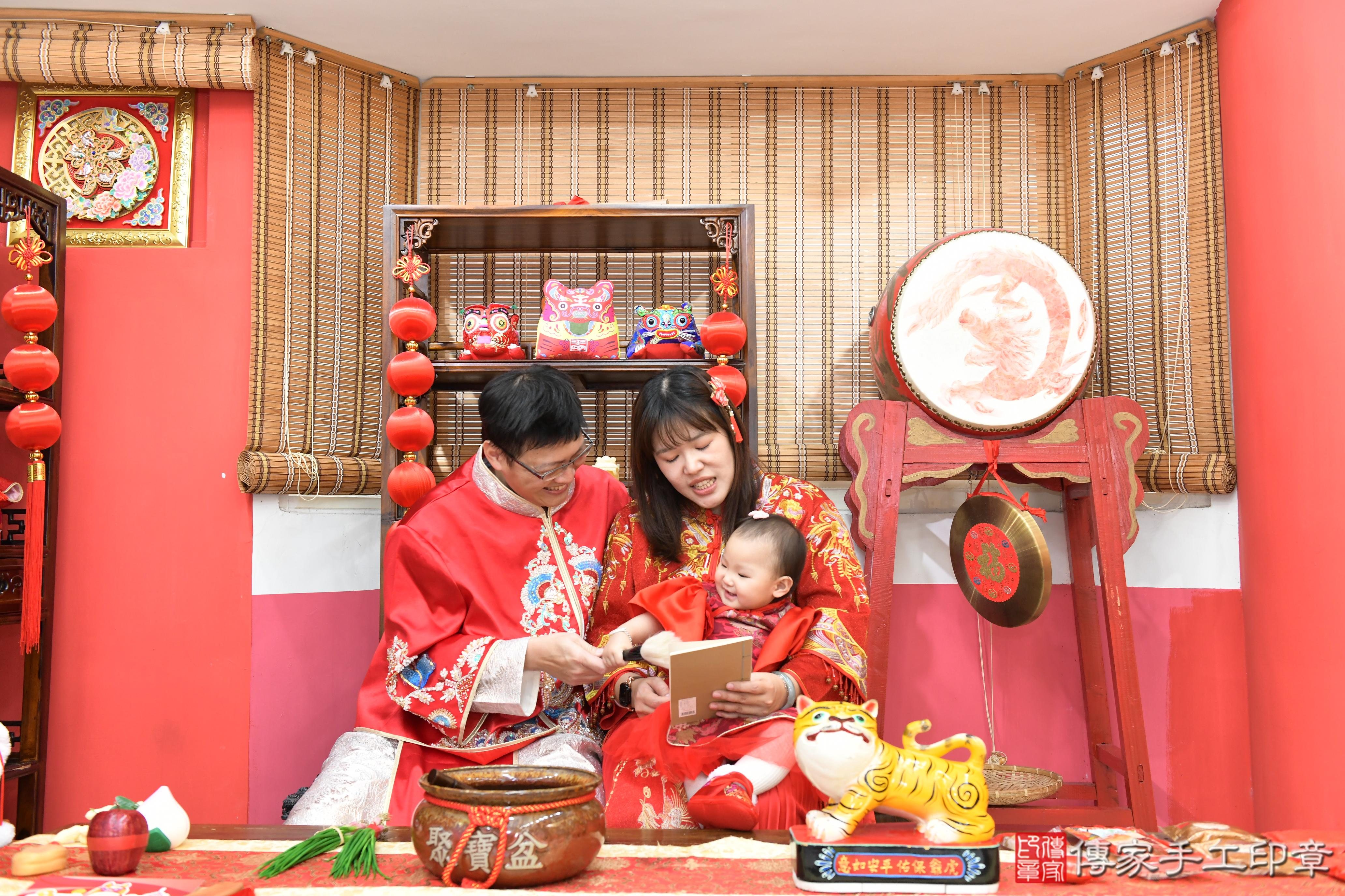 傳家手工印章高雄店、抓周、度脺、美式風會場、傳家嬰兒古禮、吉祥話、抓周道具物品24種、拍照。抓周證書。寶寶抓周、滿周歲、生日快樂、祝福 傳家手工印章高雄店、抓周、度脺、美式風會場、傳家嬰兒古禮、吉祥話、抓周道具物品24種、拍照。抓周證書。寶寶抓周、滿周歲、生日快樂、祝福