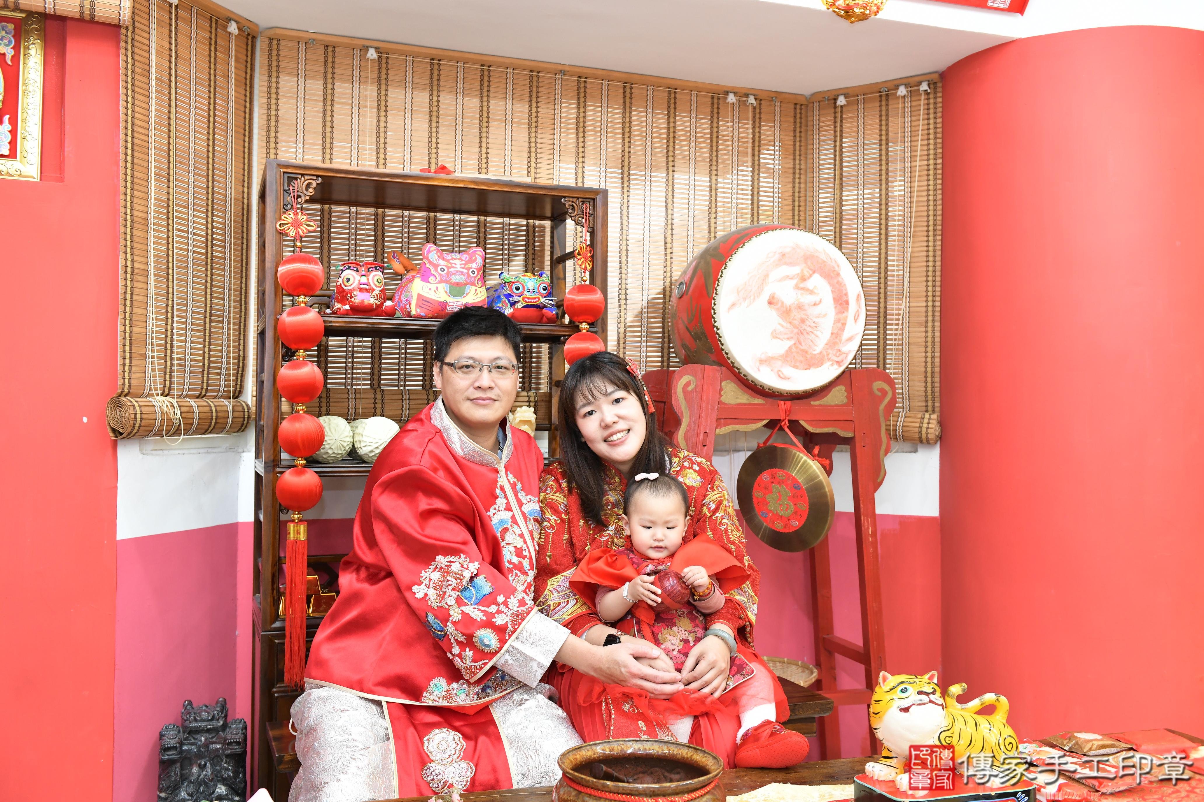 傳家手工印章高雄店、抓周、度脺、美式風會場、傳家嬰兒古禮、吉祥話、抓周道具物品24種、拍照。抓周證書。寶寶抓周、滿周歲、生日快樂、祝福 傳家手工印章高雄店、抓周、度脺、美式風會場、傳家嬰兒古禮、吉祥話、抓周道具物品24種、拍照。抓周證書。寶寶抓周、滿周歲、生日快樂、祝福