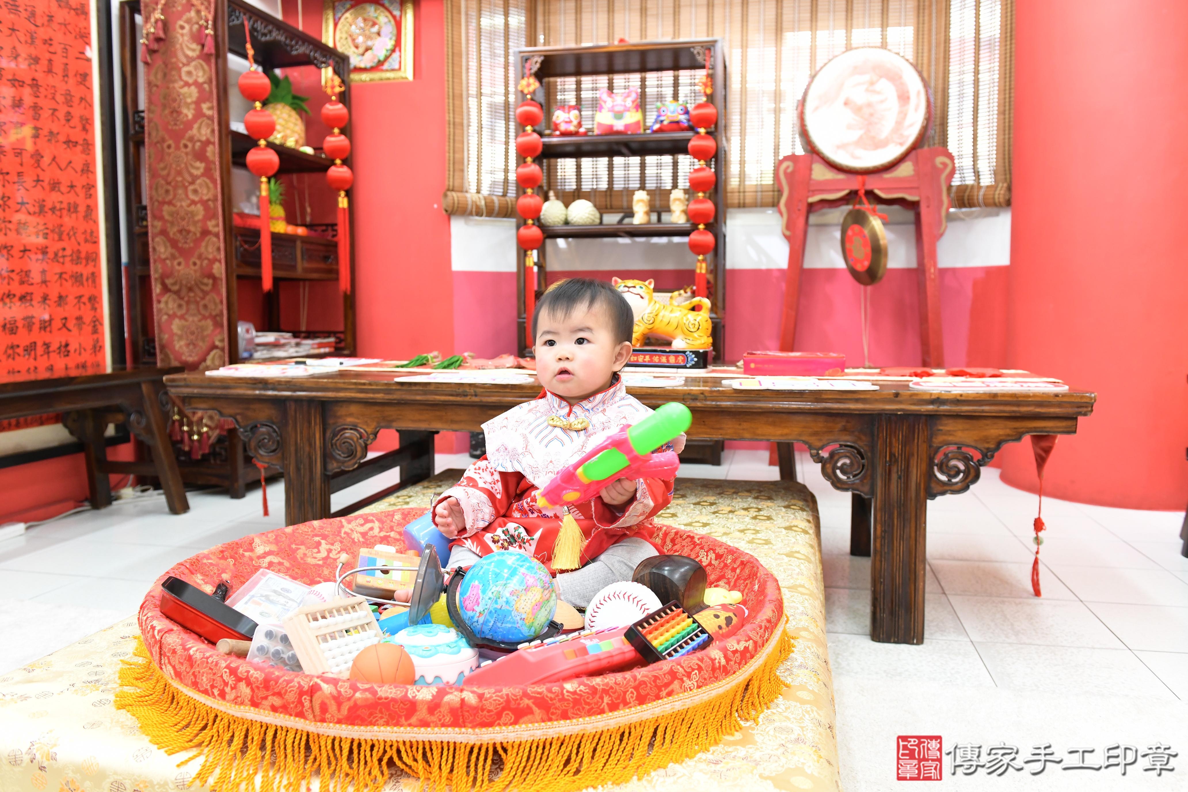 傳家手工印章高雄店、抓周、度脺、美式風會場、傳家嬰兒古禮、吉祥話、抓周道具物品24種、拍照。抓周證書。寶寶抓周、滿周歲、生日快樂、祝福