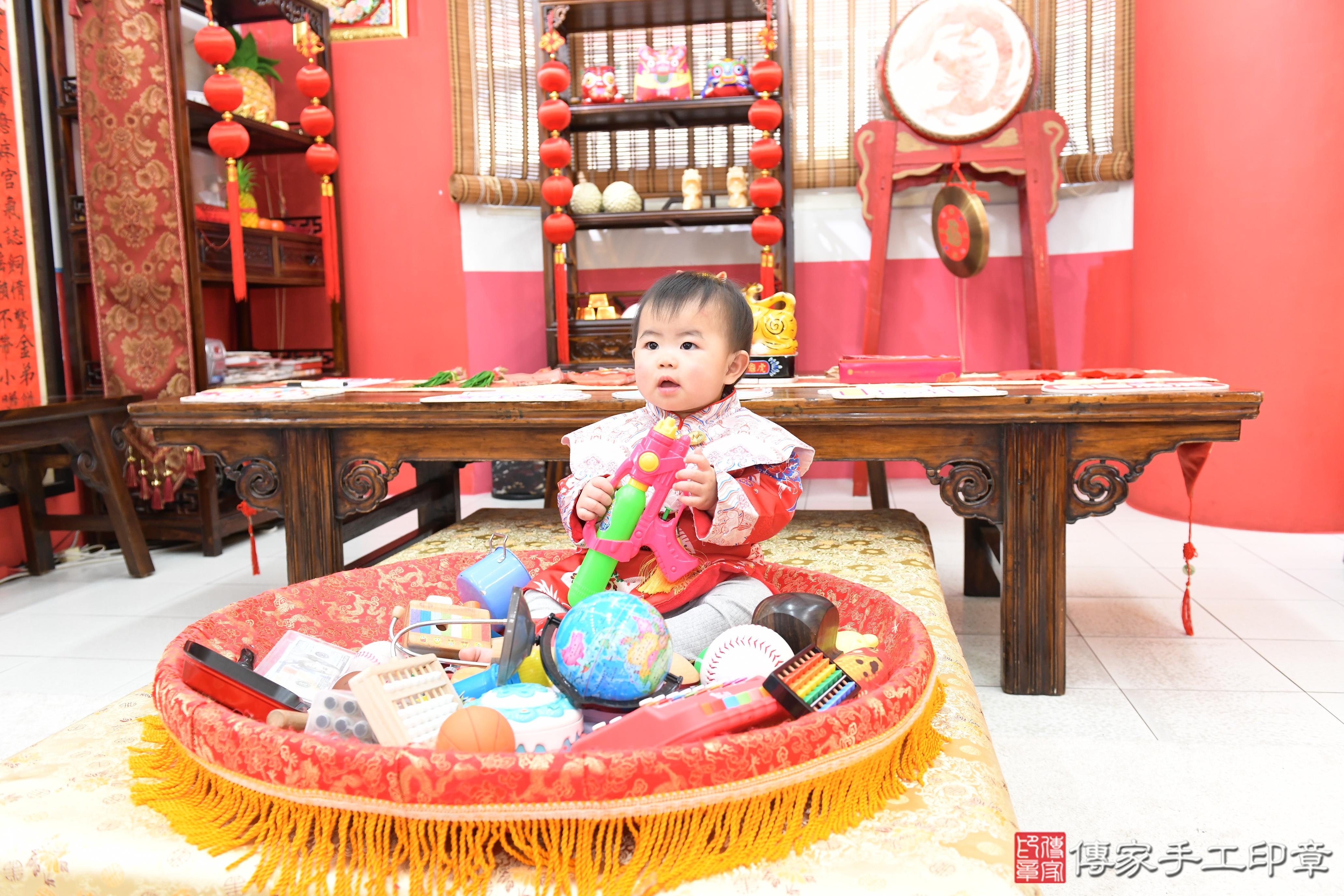 傳家手工印章高雄店、抓周、度脺、美式風會場、傳家嬰兒古禮、吉祥話、抓周道具物品24種、拍照。抓周證書。寶寶抓周、滿周歲、生日快樂、祝福