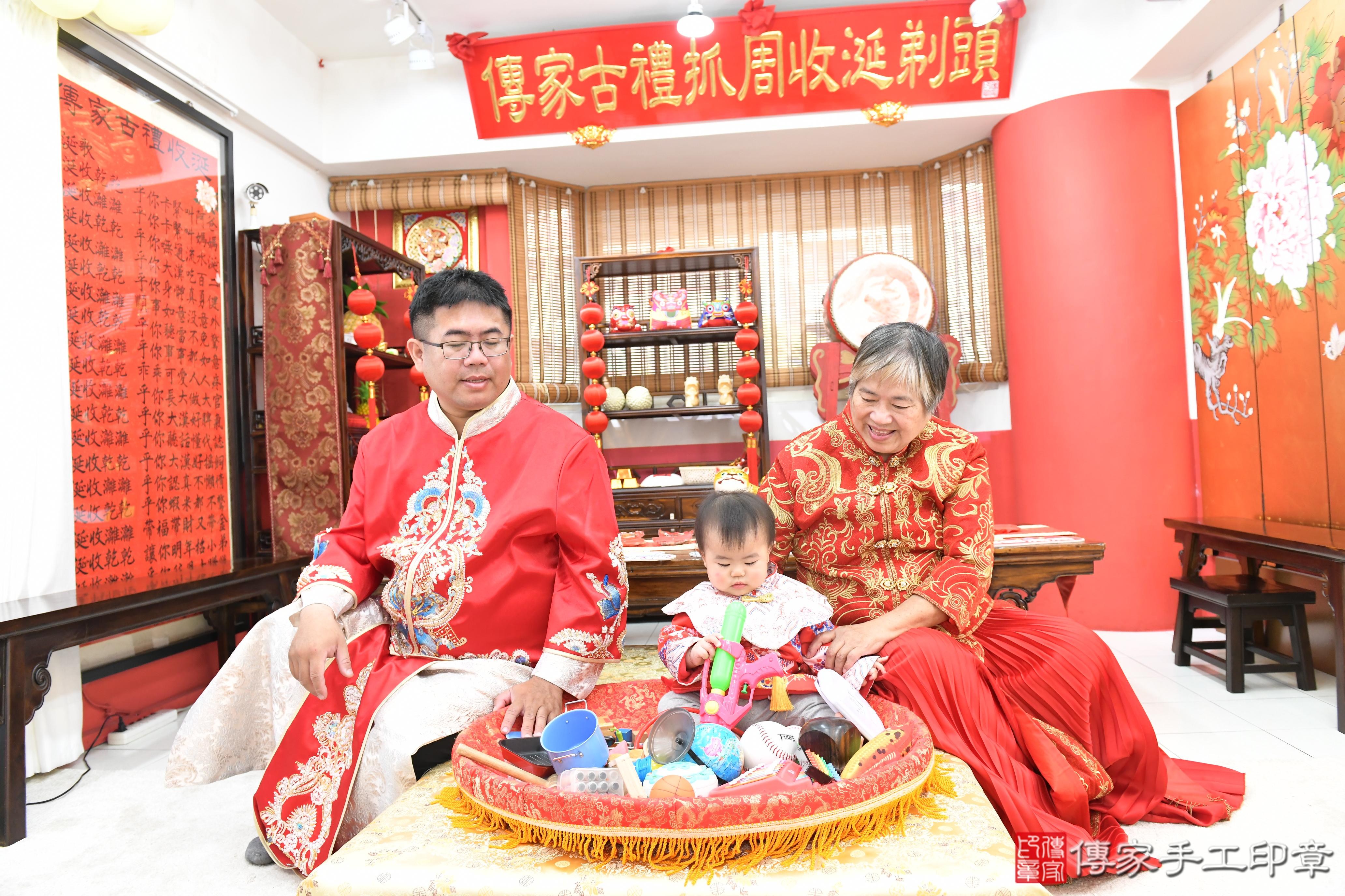 傳家手工印章高雄店、抓周、度脺、美式風會場、傳家嬰兒古禮、吉祥話、抓周道具物品24種、拍照。抓周證書。寶寶抓周、滿周歲、生日快樂、祝福