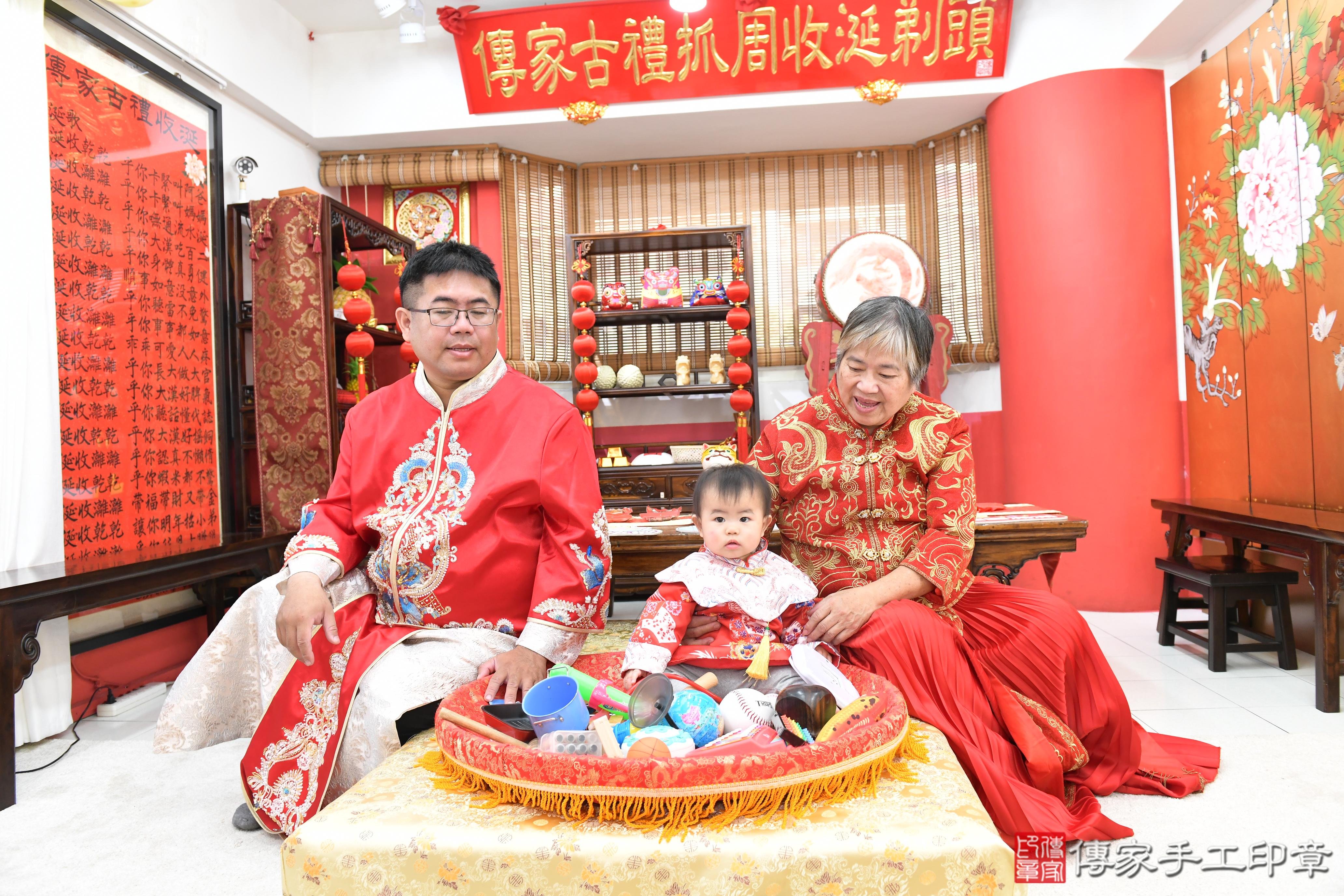 傳家手工印章高雄店、抓周、度脺、美式風會場、傳家嬰兒古禮、吉祥話、抓周道具物品24種、拍照。抓周證書。寶寶抓周、滿周歲、生日快樂、祝福