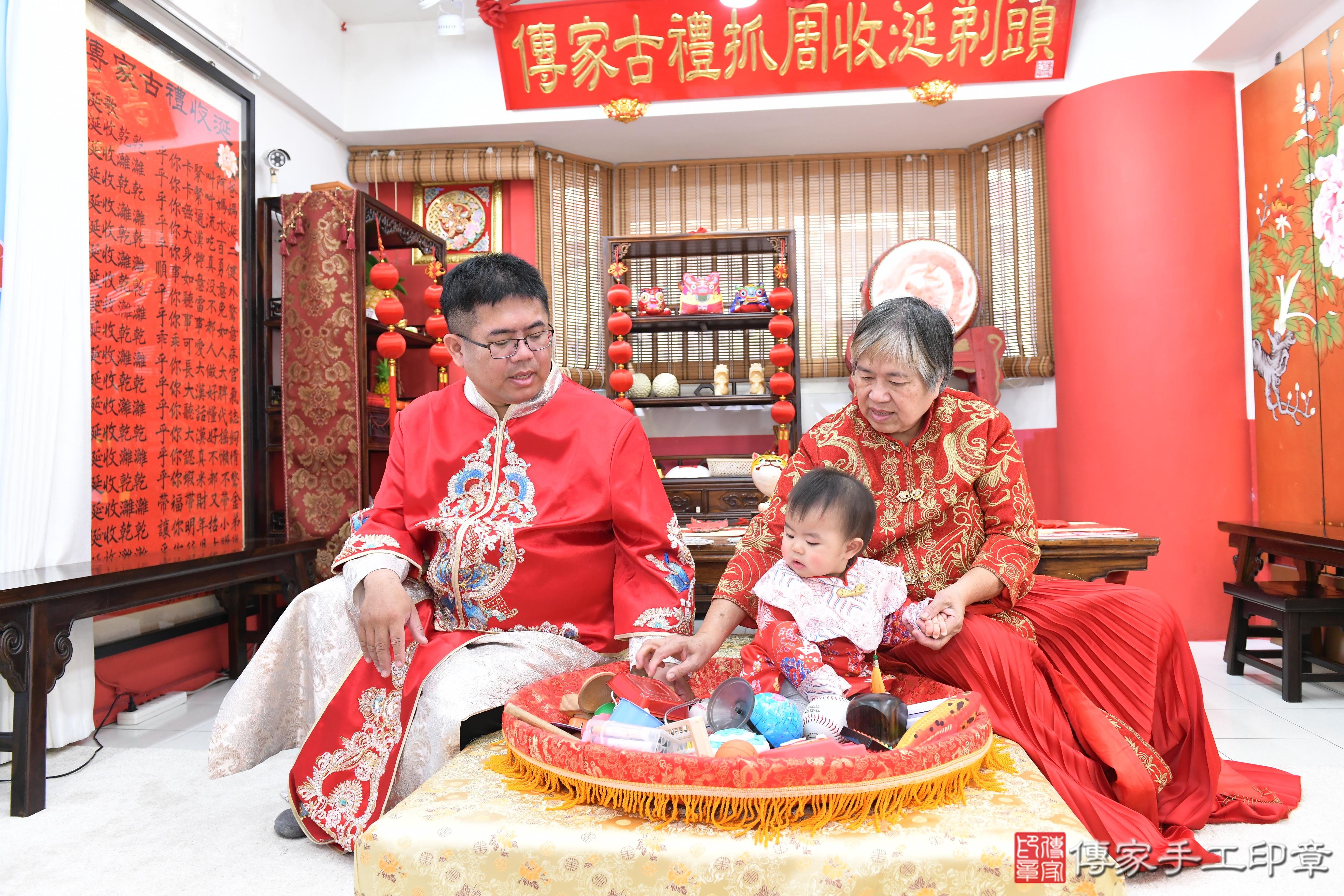 傳家手工印章高雄店、抓周、度脺、美式風會場、傳家嬰兒古禮、吉祥話、抓周道具物品24種、拍照。抓周證書。寶寶抓周、滿周歲、生日快樂、祝福