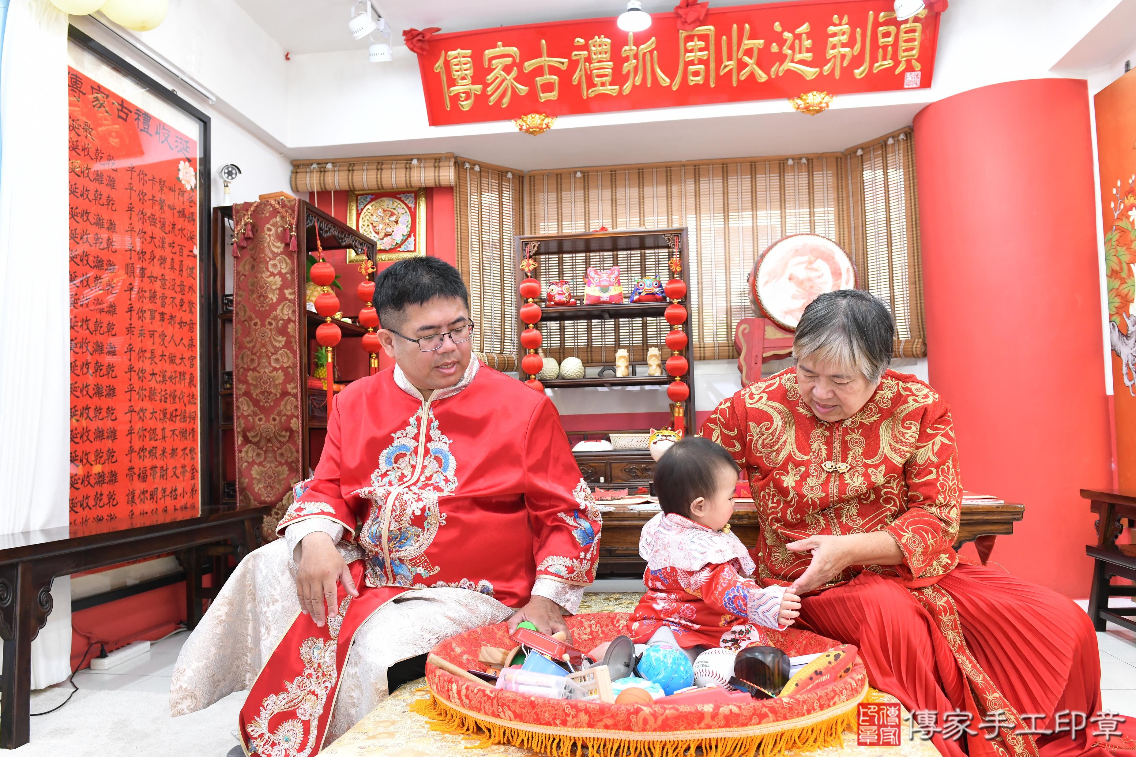 傳家手工印章高雄店、抓周、度脺、美式風會場、傳家嬰兒古禮、吉祥話、抓周道具物品24種、拍照。抓周證書。寶寶抓周、滿周歲、生日快樂、祝福