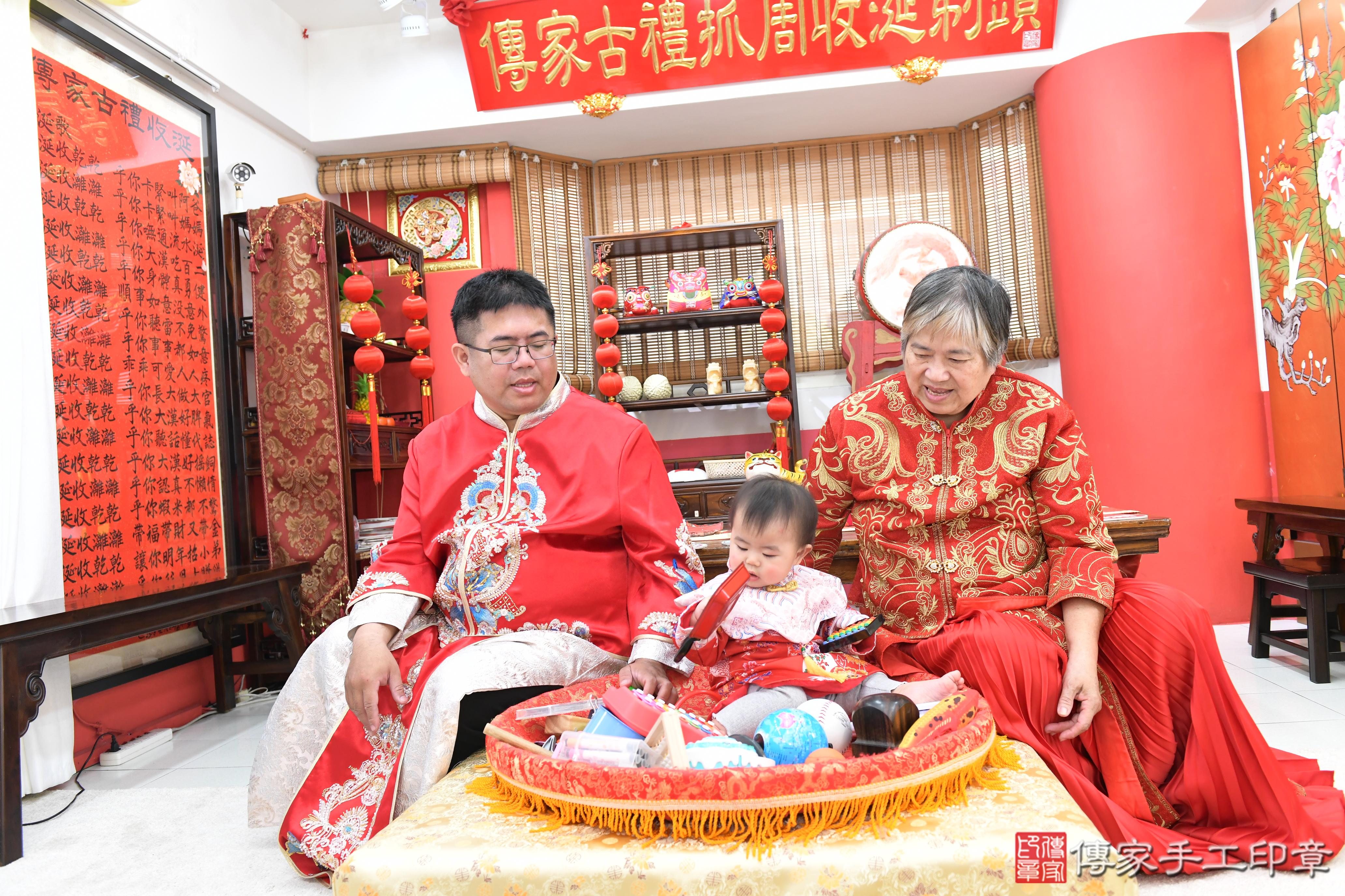 傳家手工印章高雄店、抓周、度脺、美式風會場、傳家嬰兒古禮、吉祥話、抓周道具物品24種、拍照。抓周證書。寶寶抓周、滿周歲、生日快樂、祝福