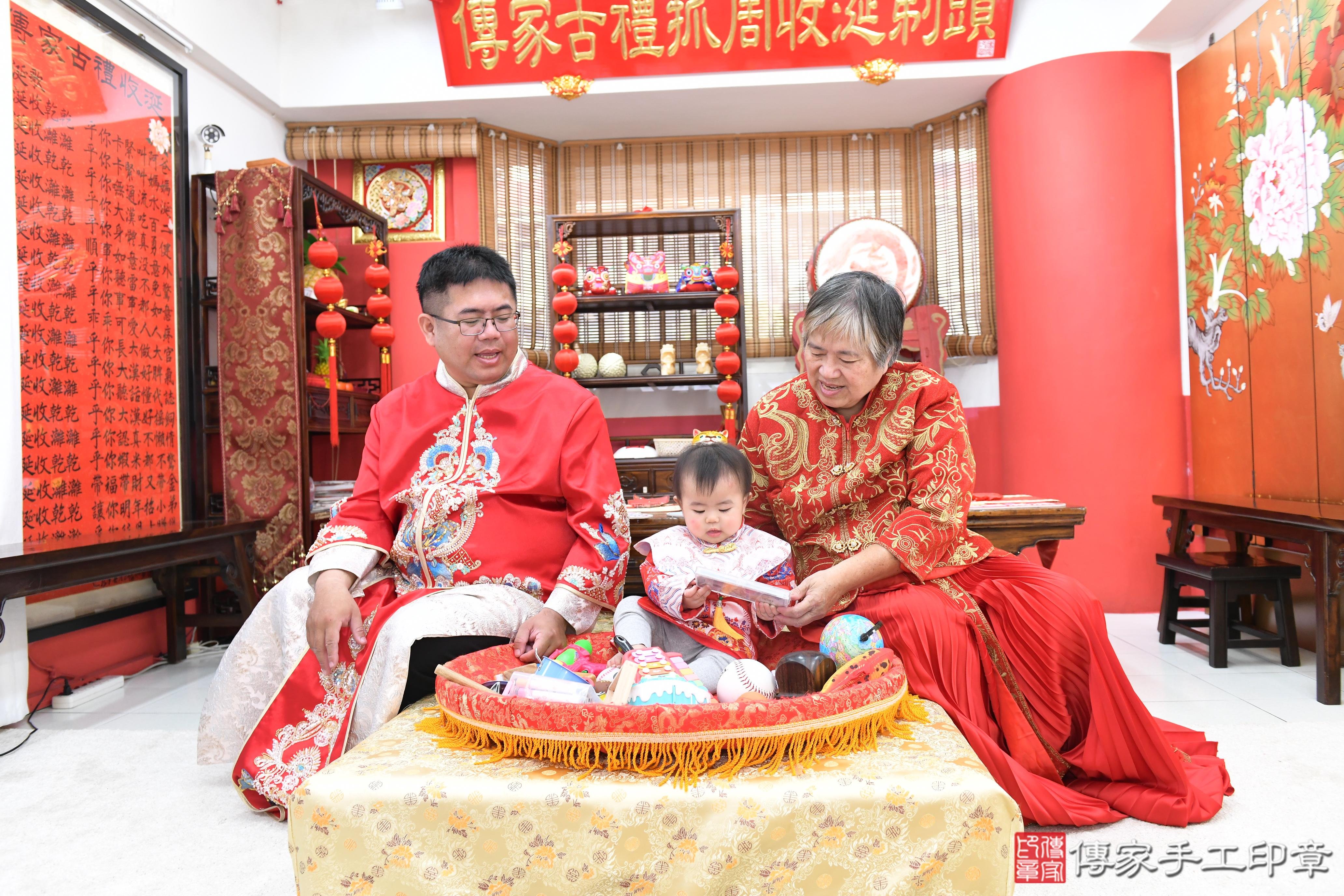 傳家手工印章高雄店、抓周、度脺、美式風會場、傳家嬰兒古禮、吉祥話、抓周道具物品24種、拍照。抓周證書。寶寶抓周、滿周歲、生日快樂、祝福